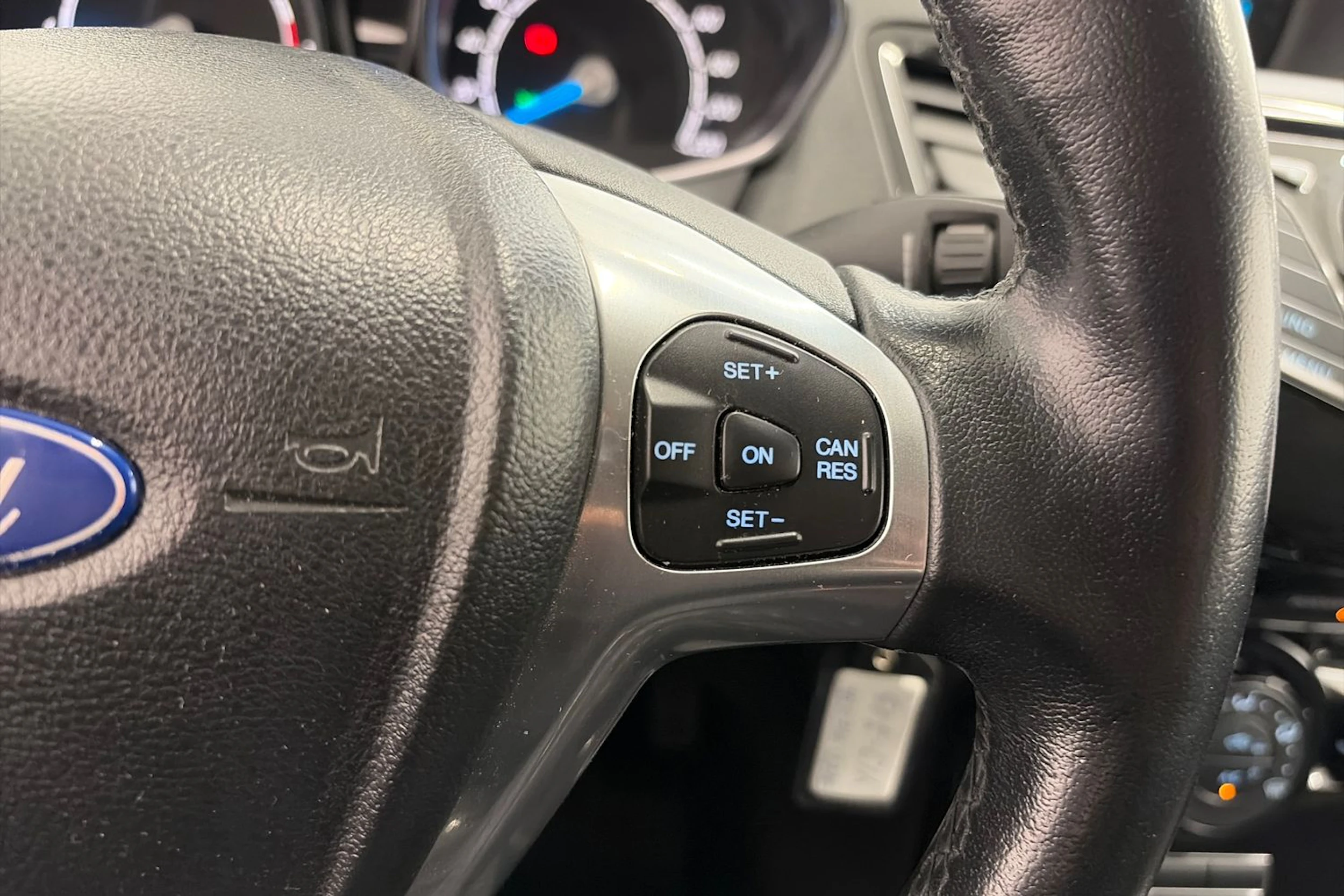ruskea (beige) Ford Fiesta 2013 kuva 16.