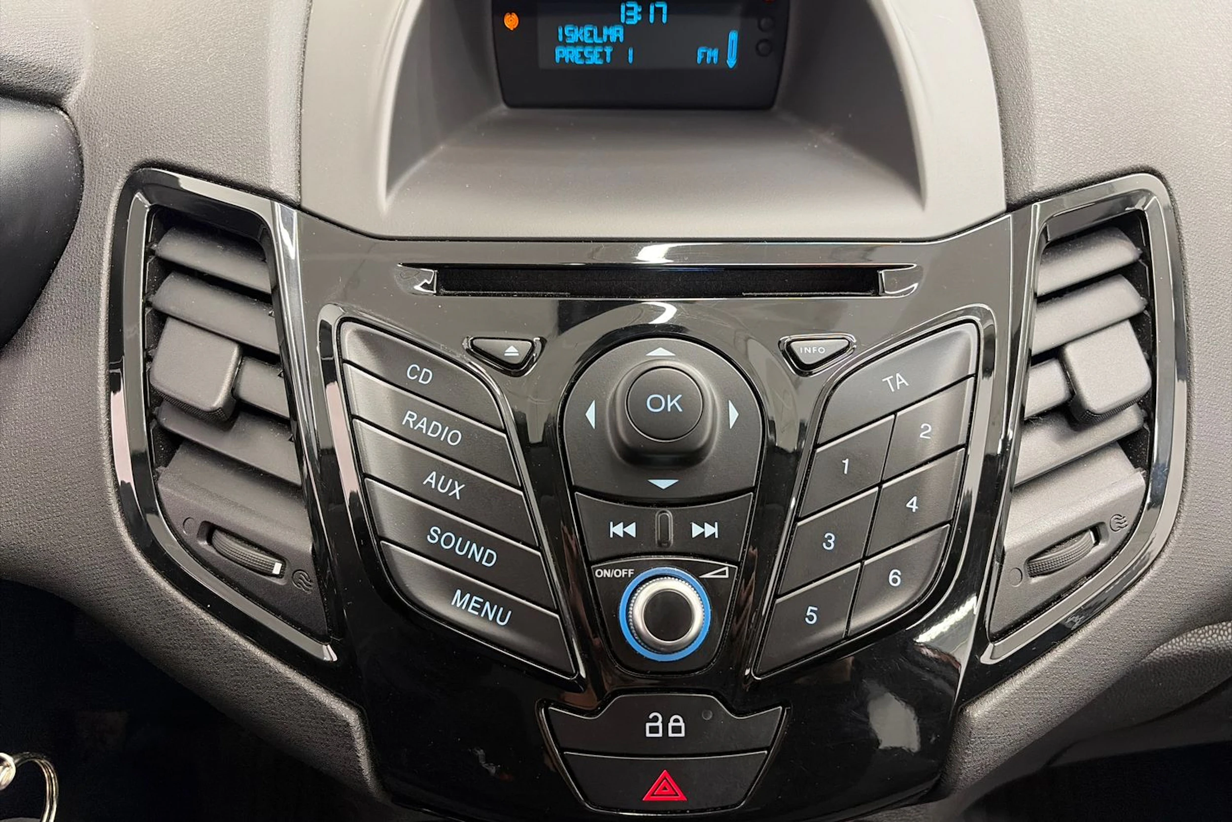 ruskea (beige) Ford Fiesta 2013 kuva 18.