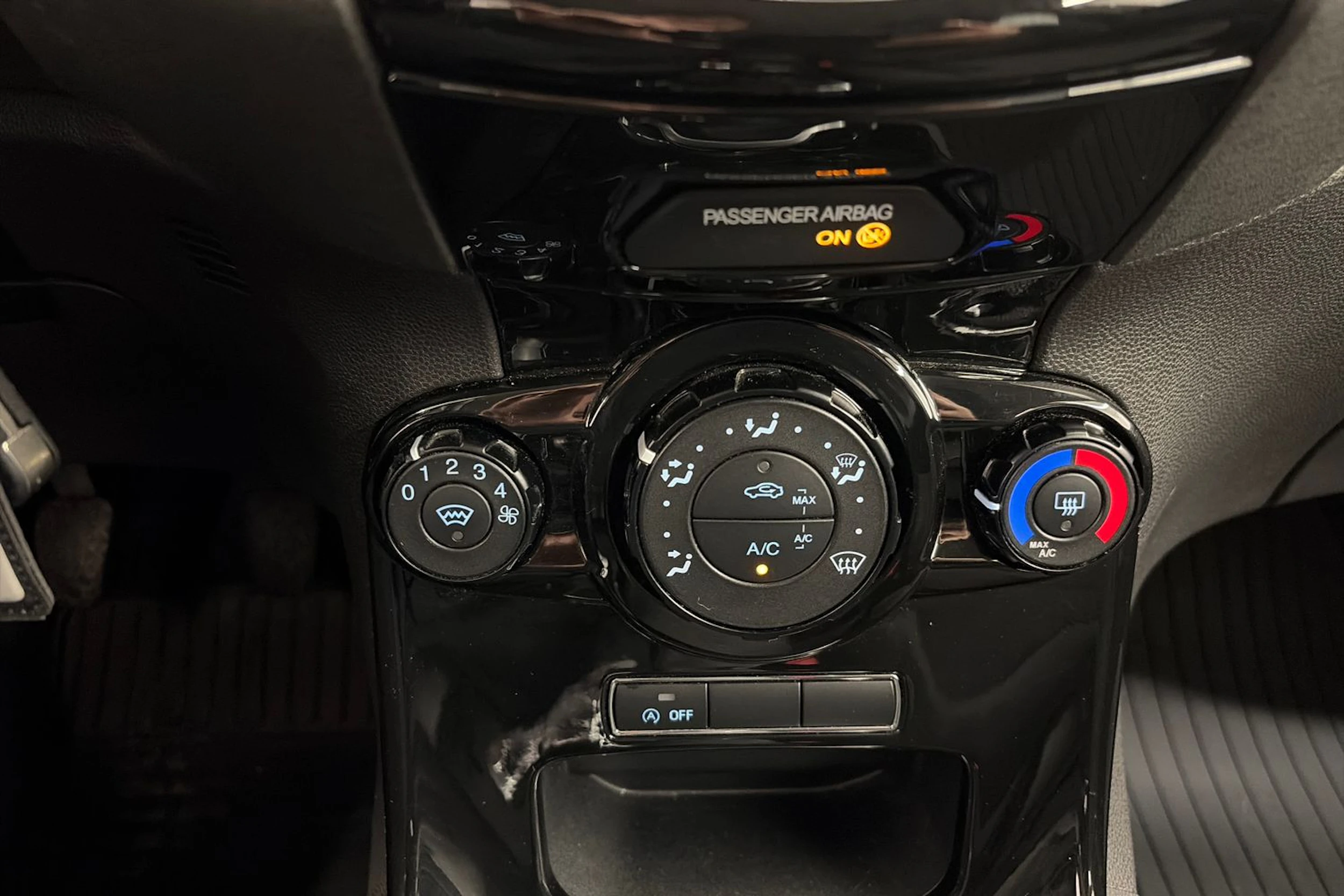 ruskea (beige) Ford Fiesta 2013 kuva 19.