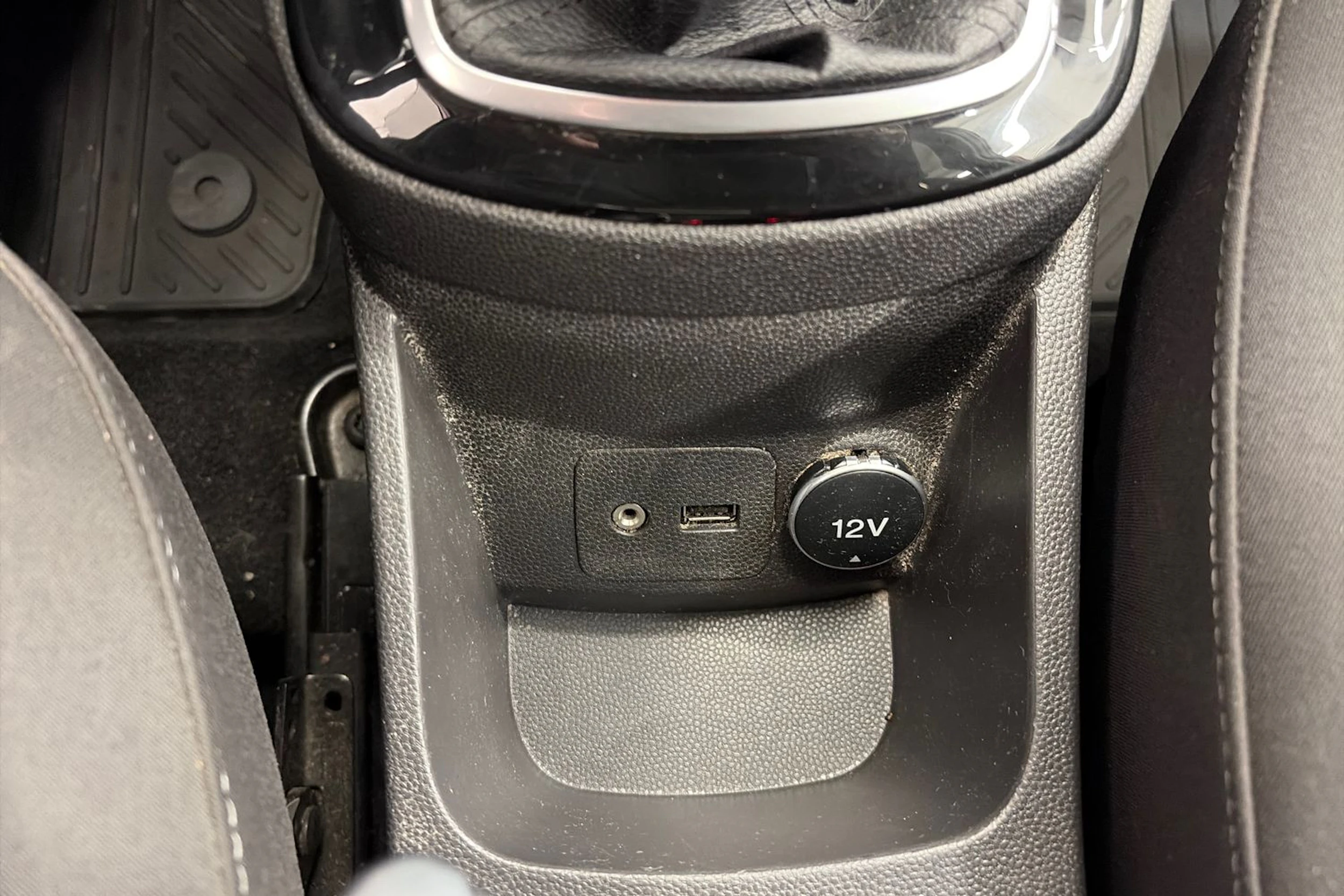 ruskea (beige) Ford Fiesta 2013 kuva 20.