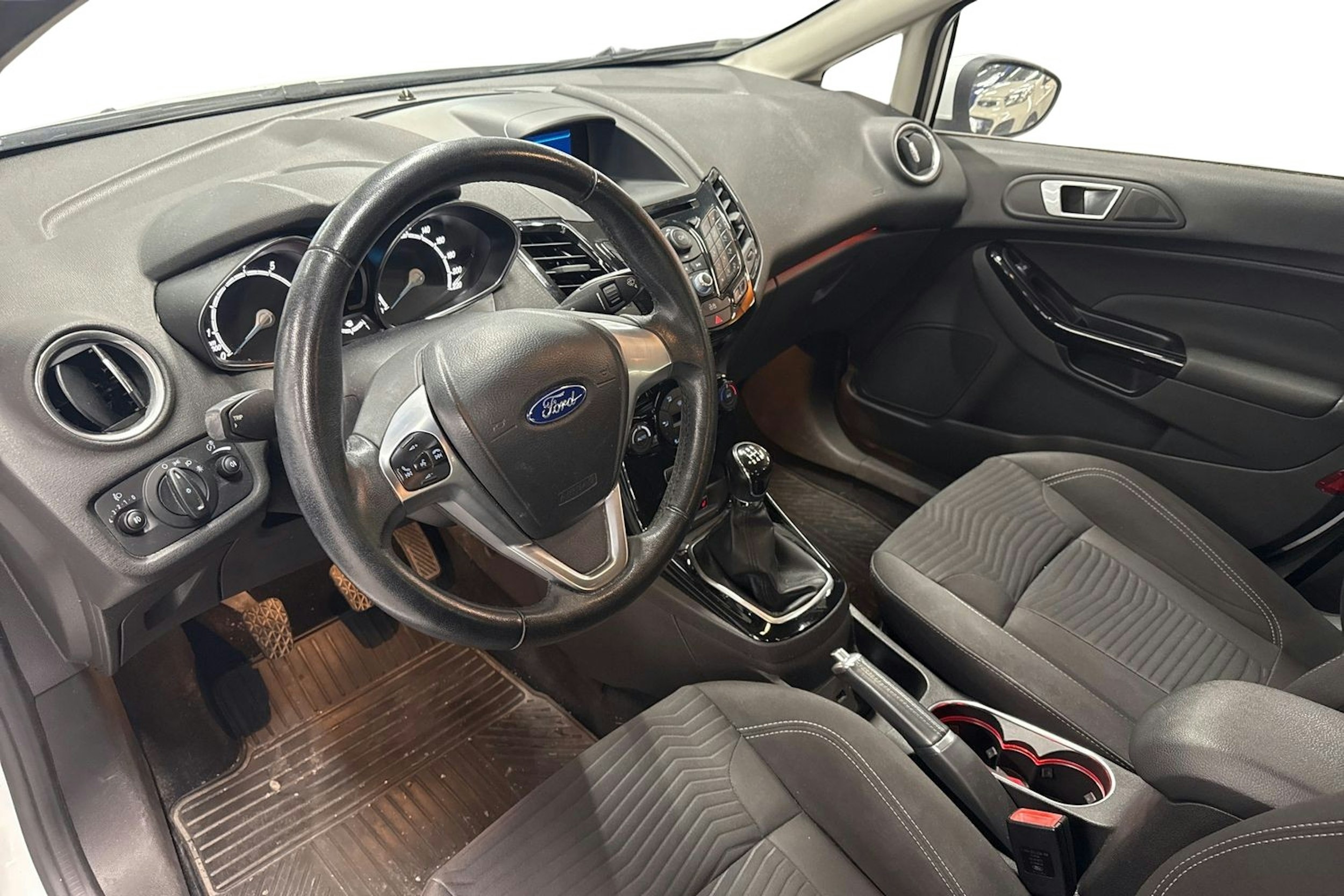 valkoinen Ford Fiesta 2014 kuva 3.