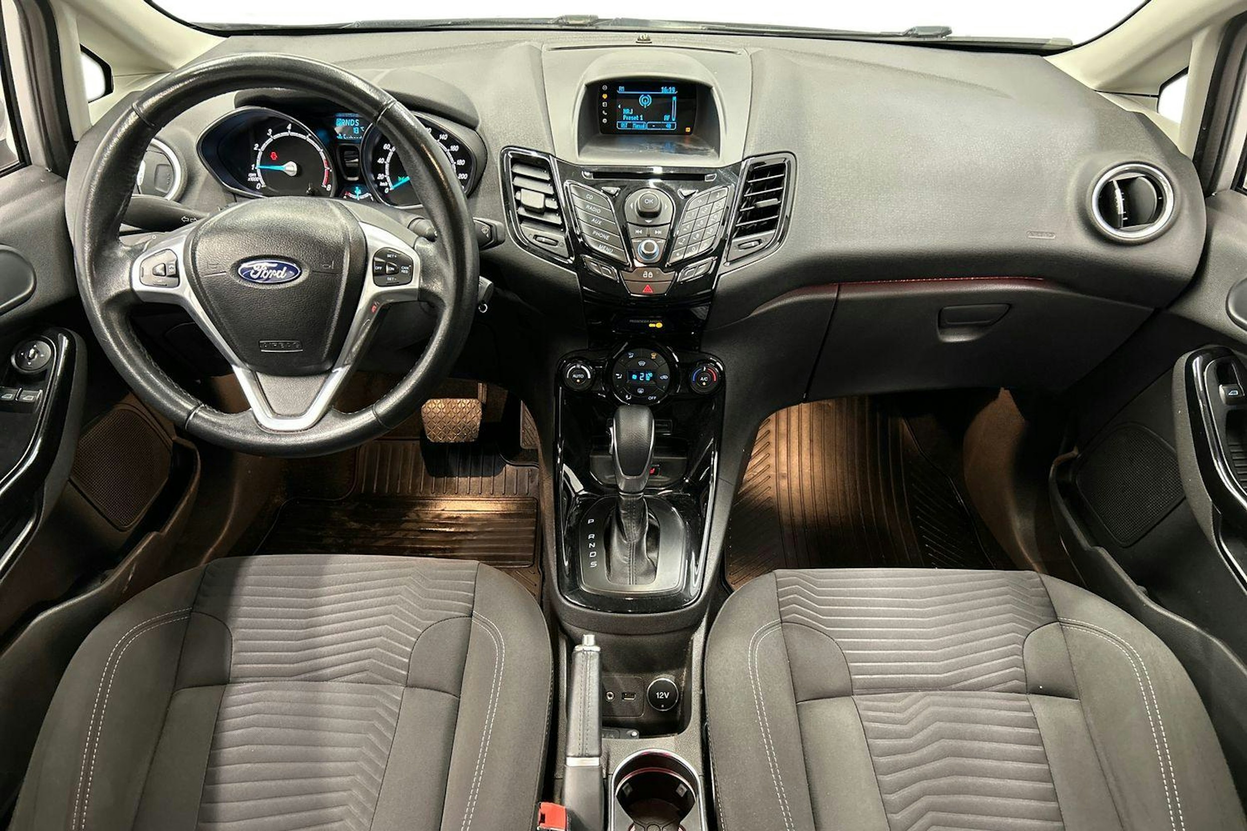 harmaa Ford Fiesta 2014 kuva 9.