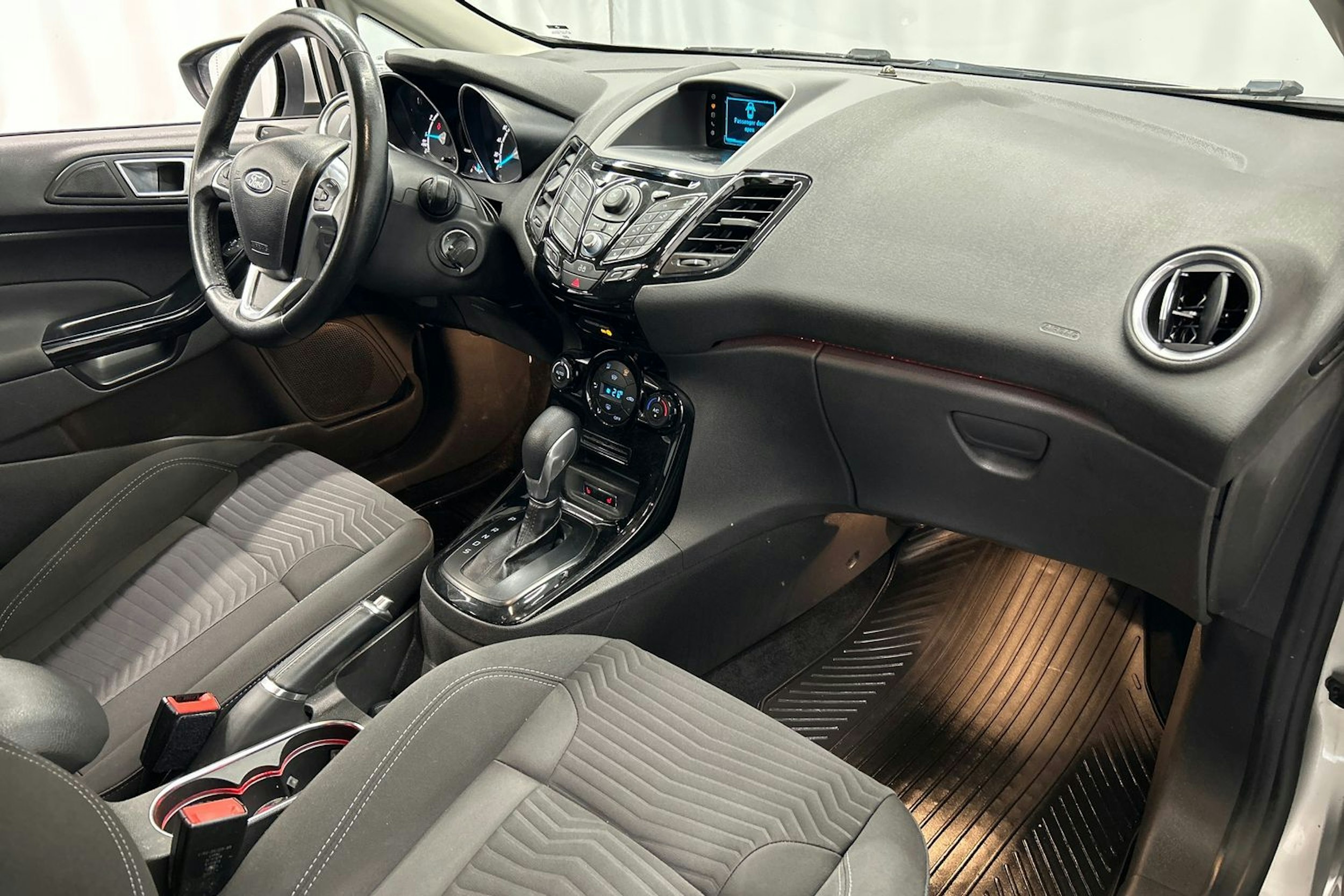 harmaa Ford Fiesta 2014 kuva 14.