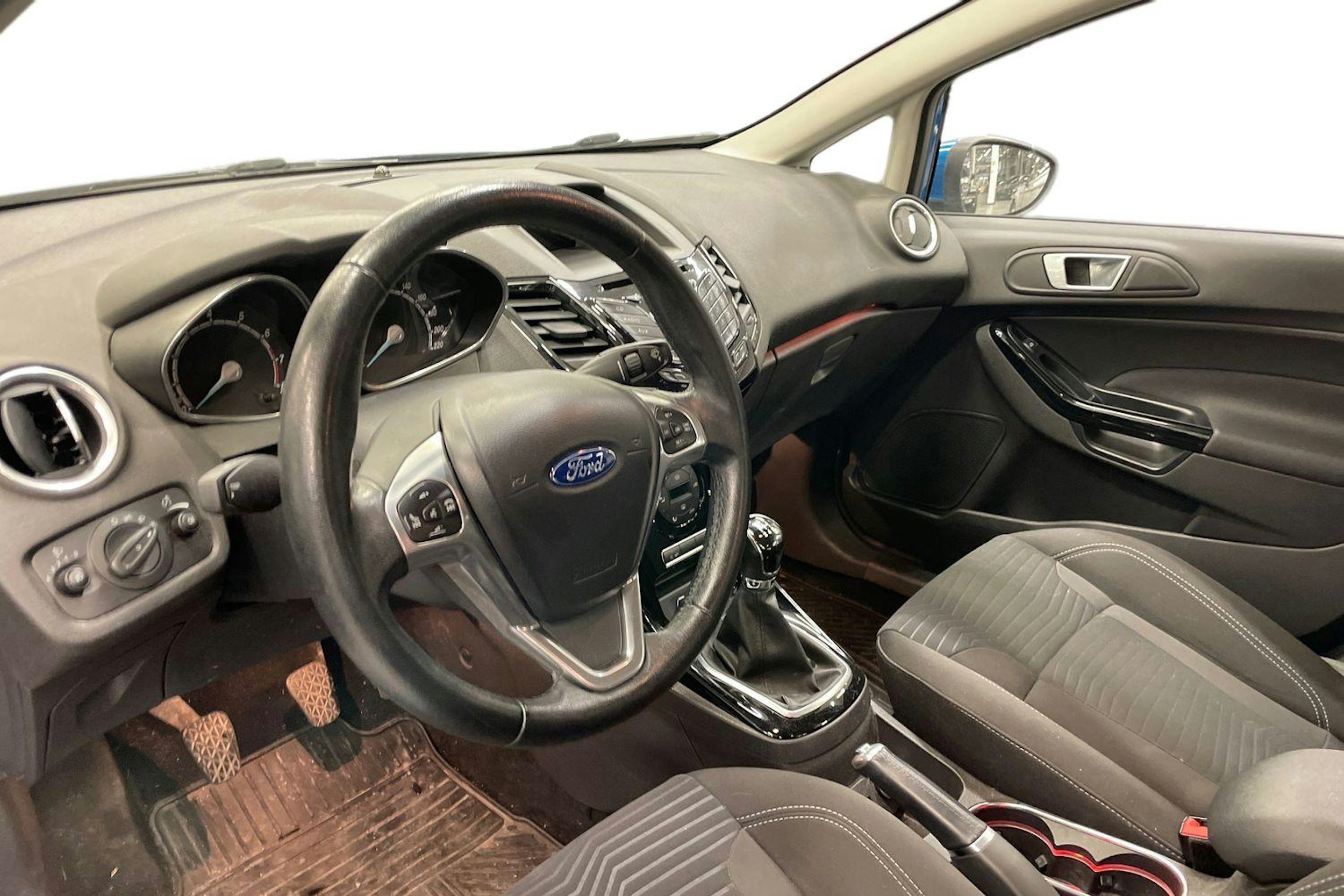 sininen Ford Fiesta 2014 kuva 3.