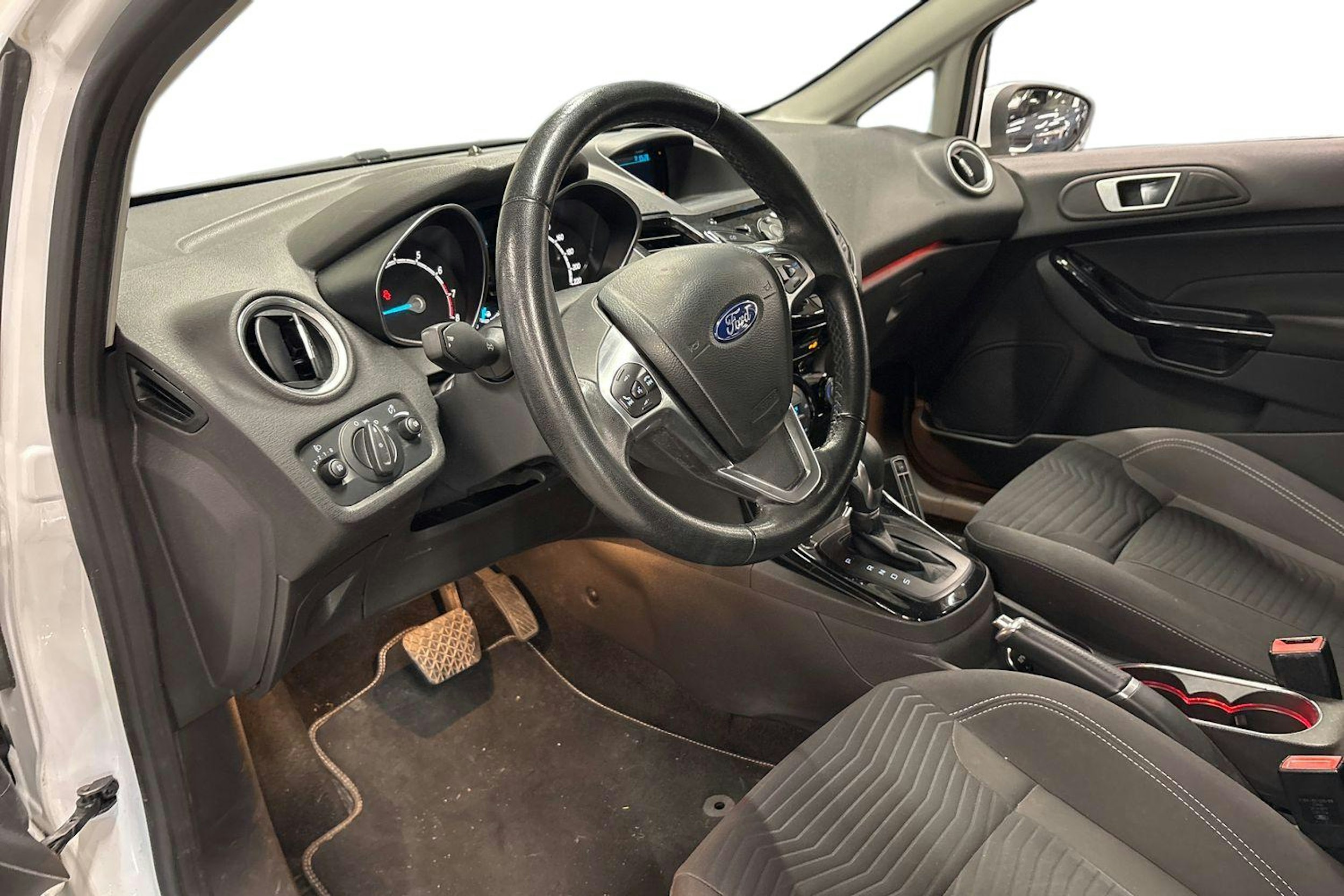 valkoinen Ford Fiesta 2015 kuva 3.