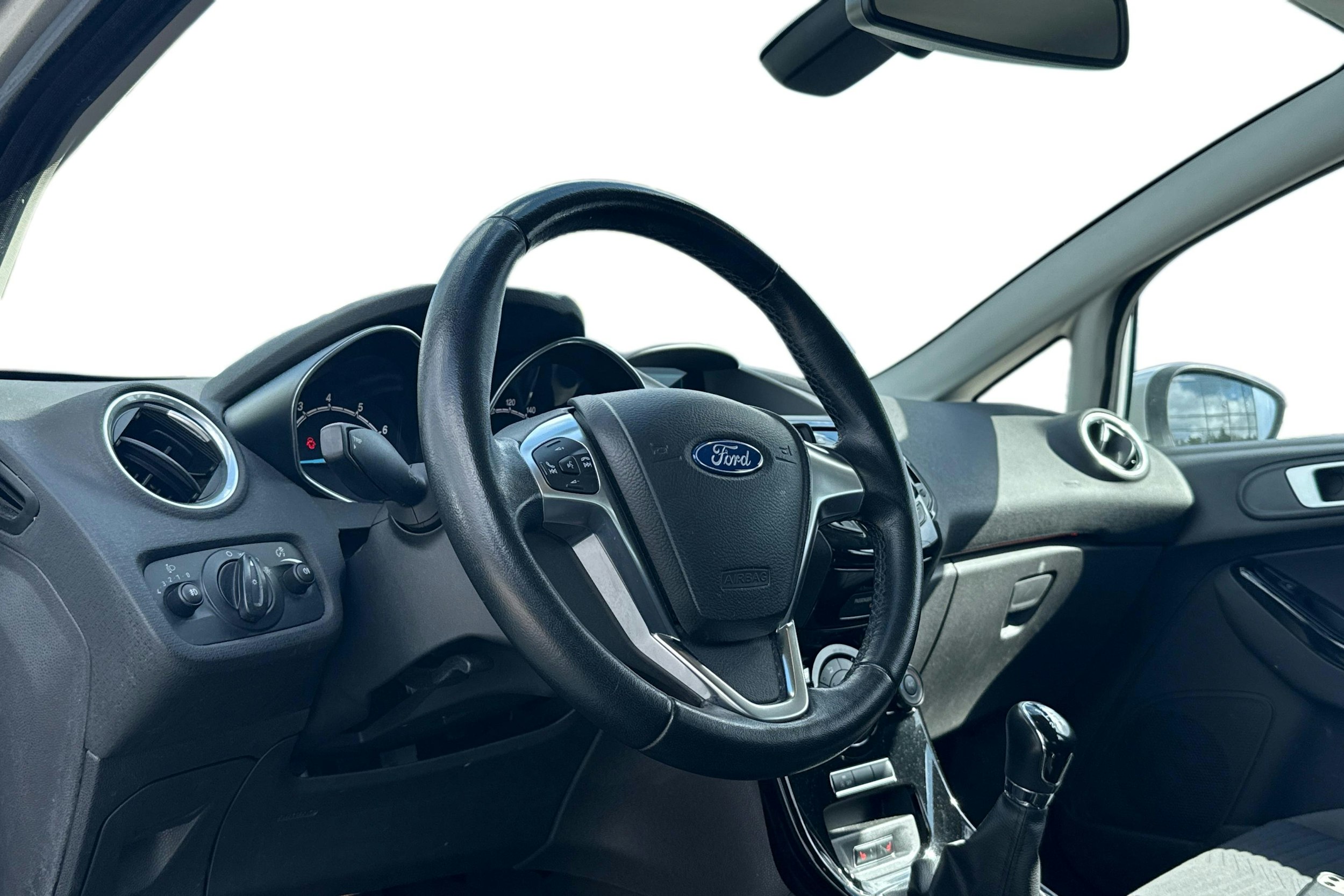 harmaa Ford Fiesta 2015 kuva 3.