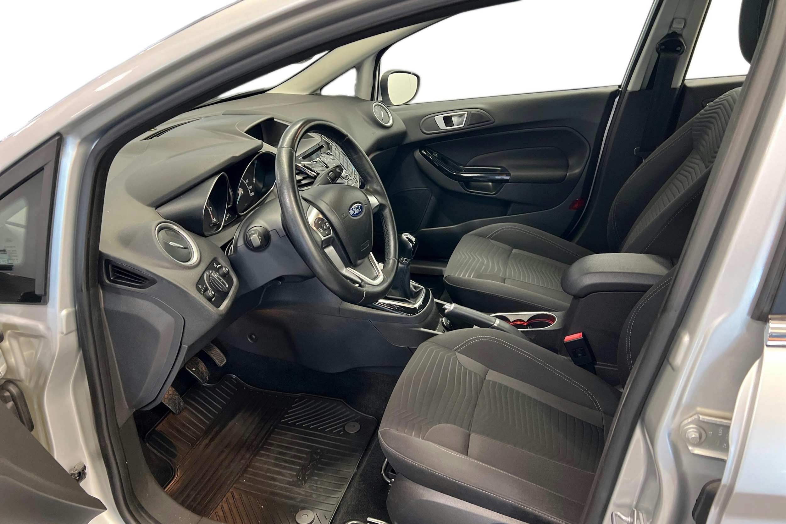 harmaa Ford Fiesta 2015 kuva 7.