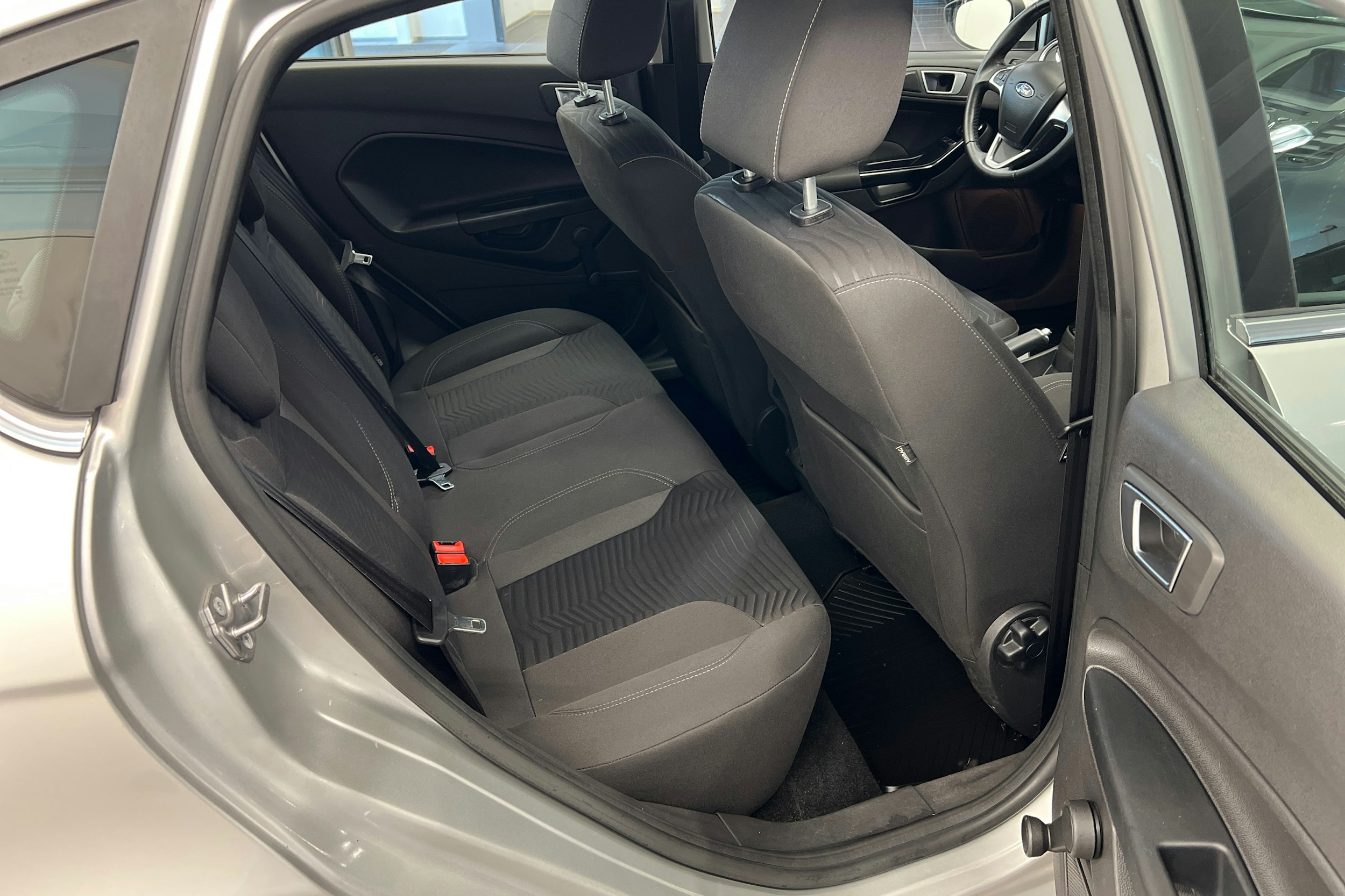 harmaa Ford Fiesta 2015 kuva 15.