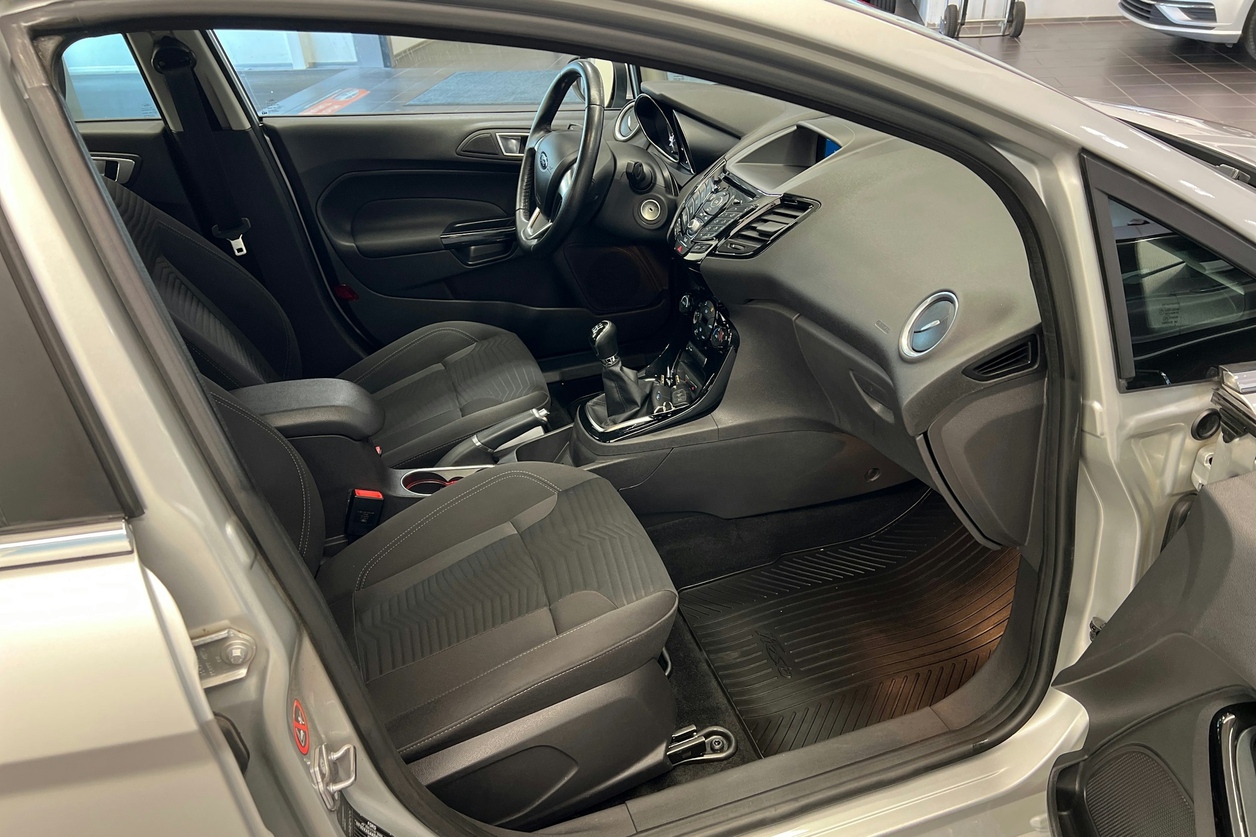harmaa Ford Fiesta 2015 kuva 16.