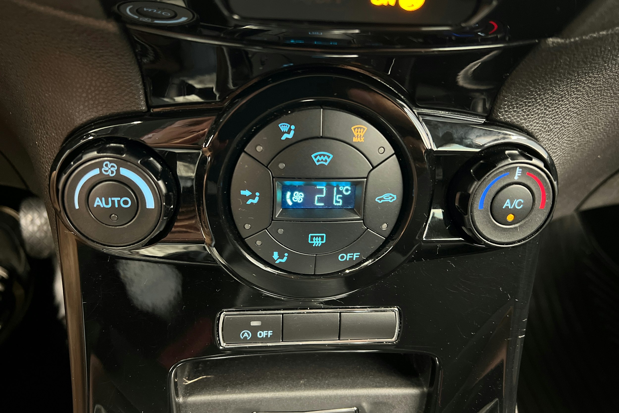 harmaa Ford Fiesta 2015 kuva 18.