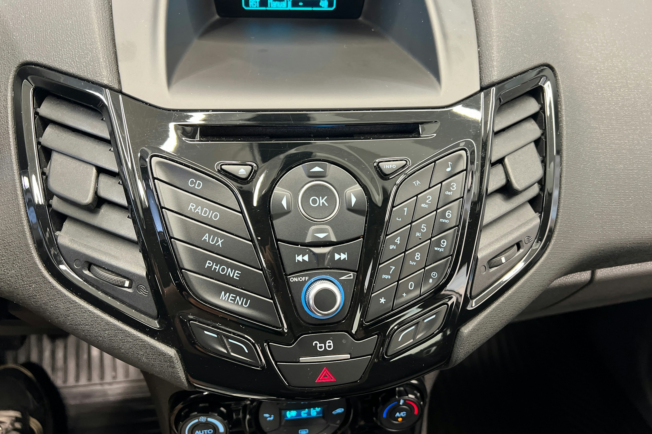 harmaa Ford Fiesta 2015 kuva 21.