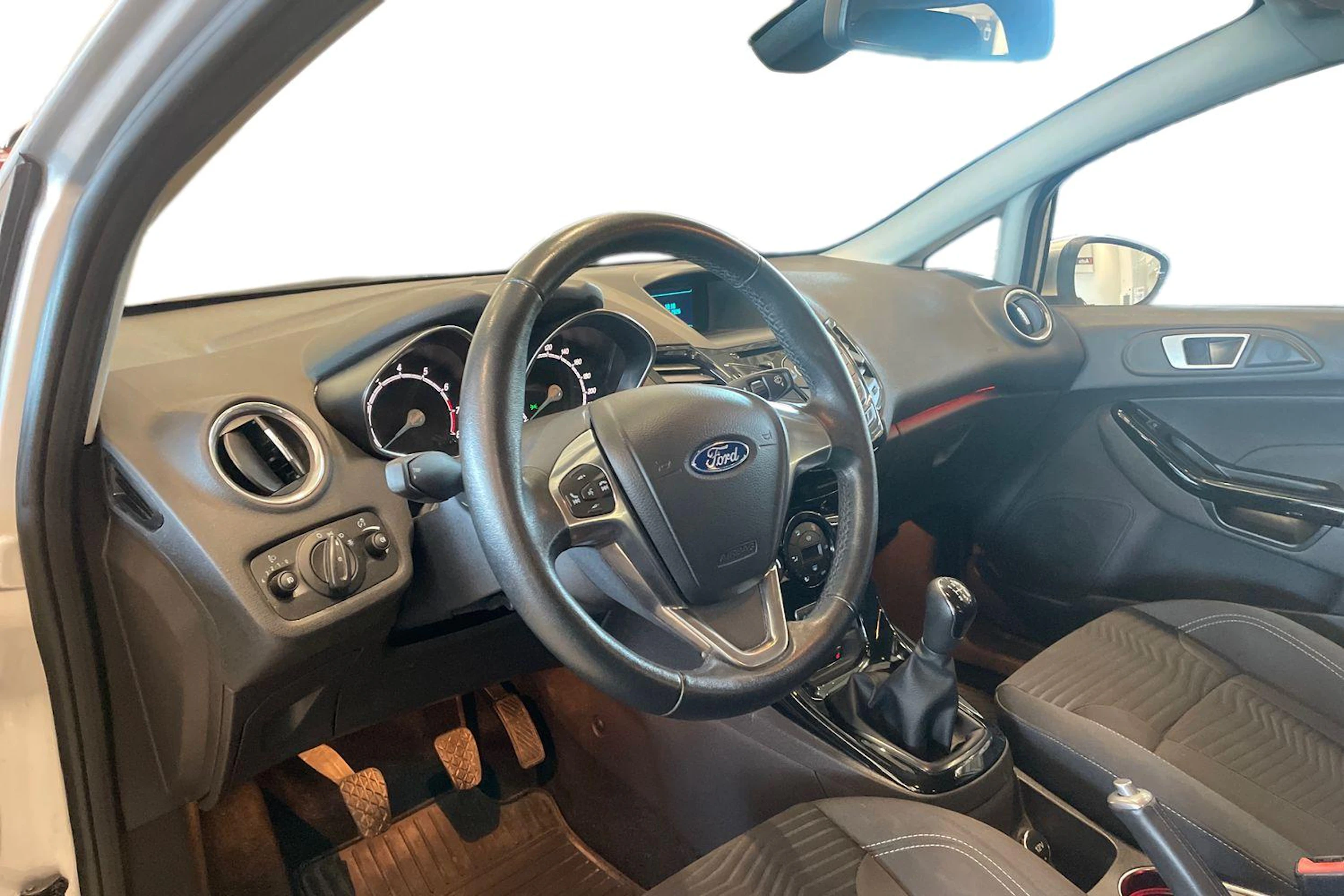 harmaa Ford Fiesta 2015 kuva 8.