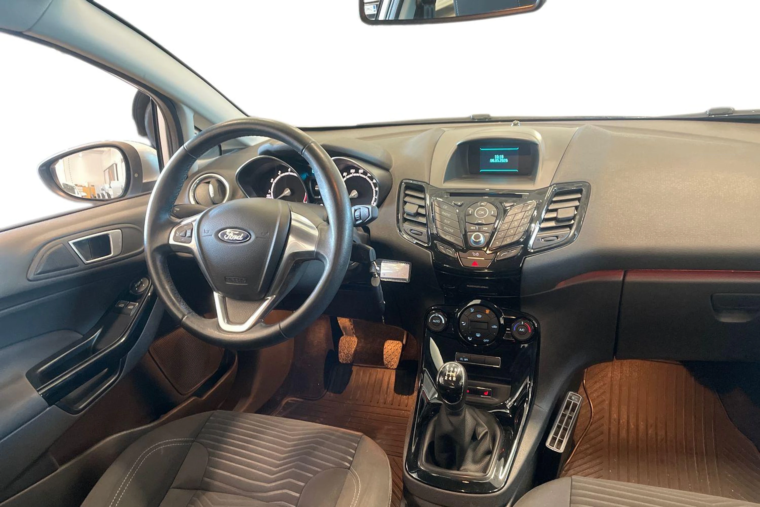 harmaa Ford Fiesta 2015 kuva 9.