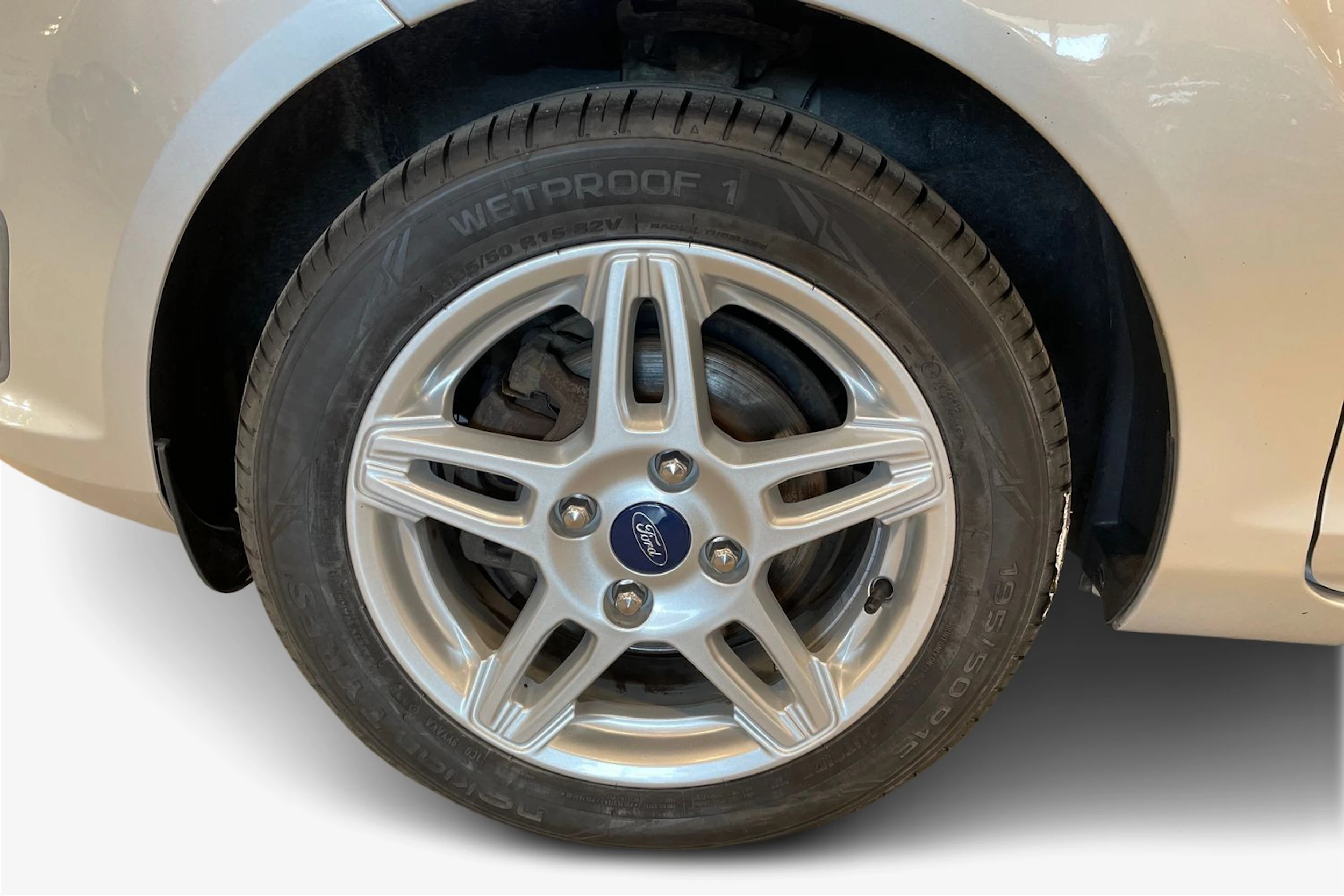 harmaa Ford Fiesta 2015 kuva 12.