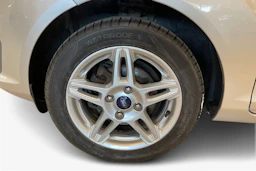 harmaa Ford Fiesta 2015 kuva 12.
