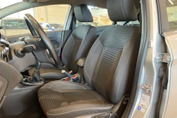 harmaa Ford Fiesta 2015 kuva 15.