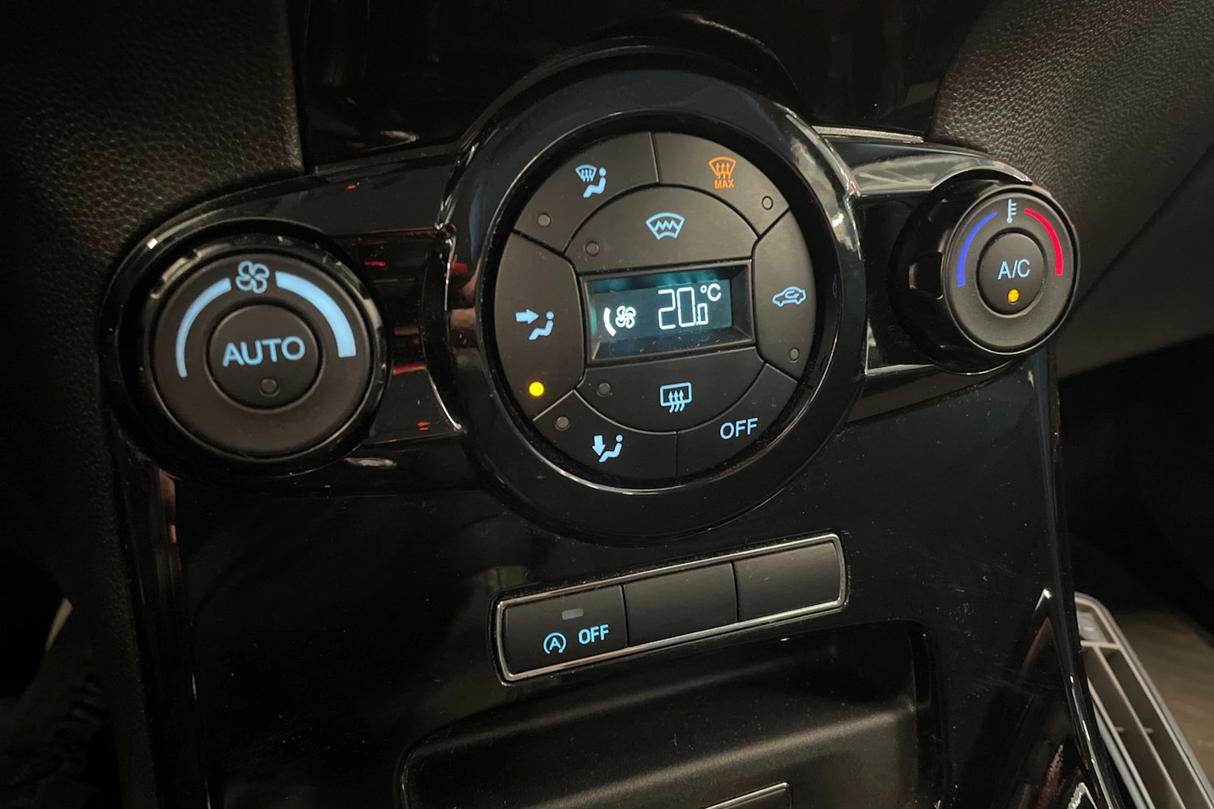 harmaa Ford Fiesta 2015 kuva 24.