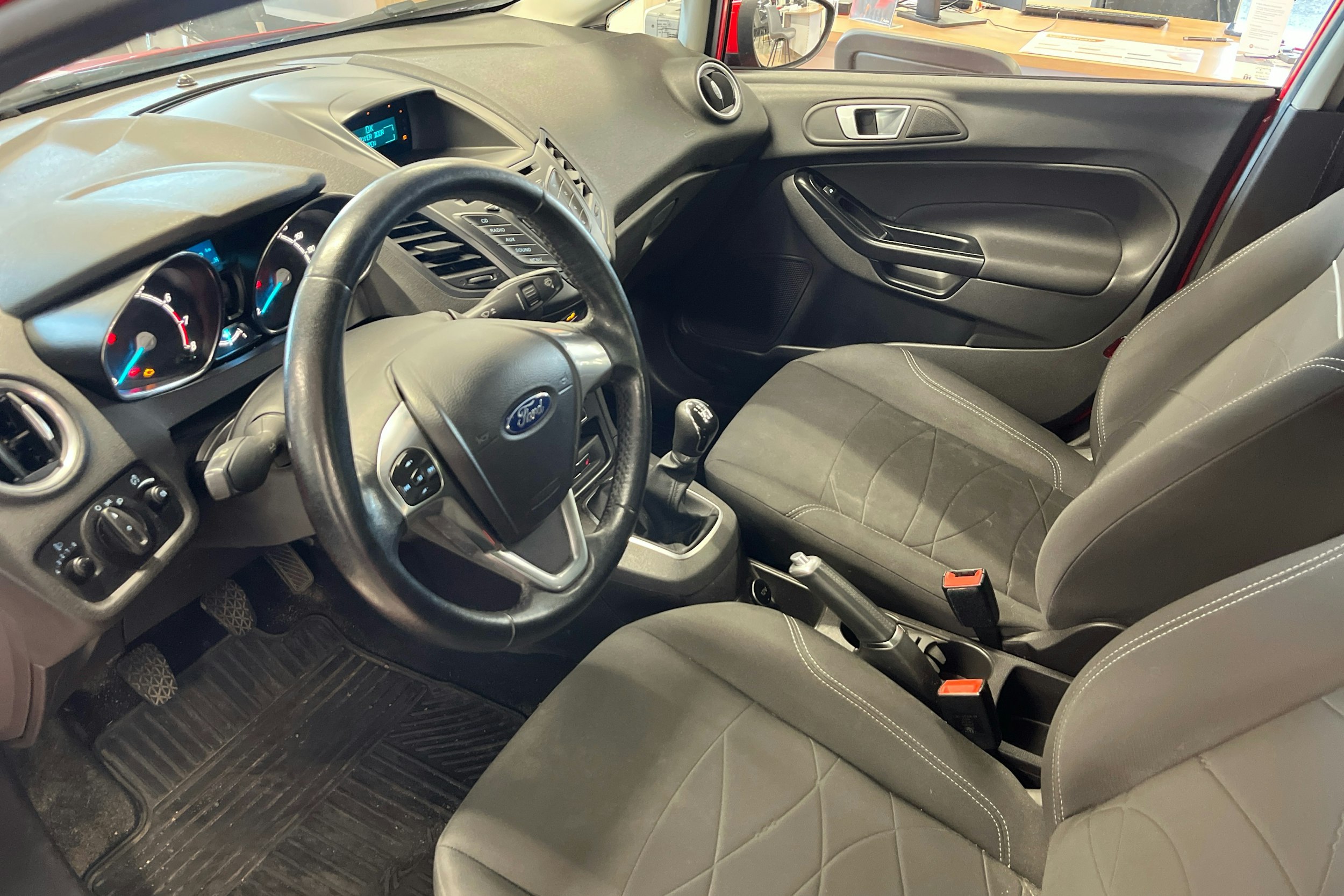 punainen Ford Fiesta 2015 kuva 3.