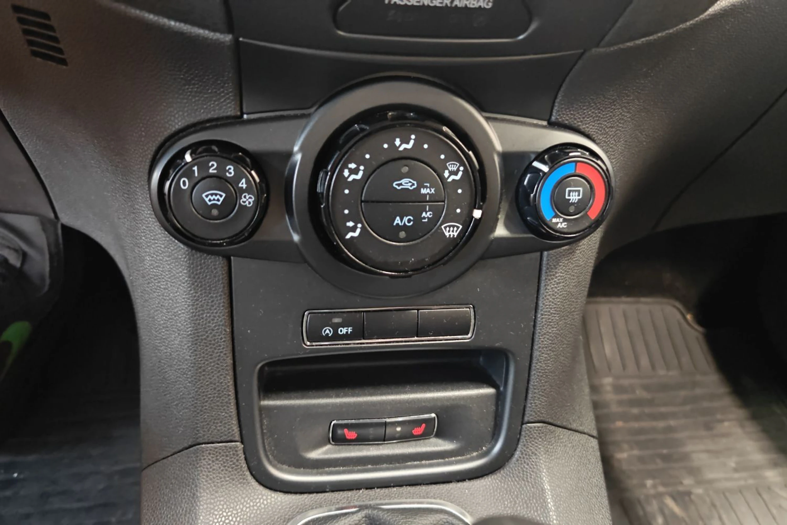 sininen Ford Fiesta 2015 kuva 6.