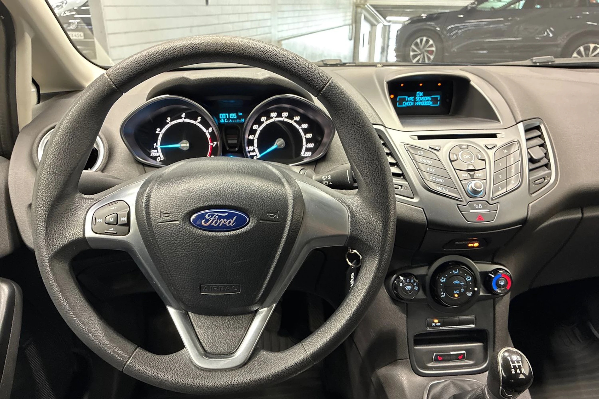 sininen Ford Fiesta 2015 kuva 11.
