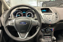 sininen Ford Fiesta 2015 kuva 11.