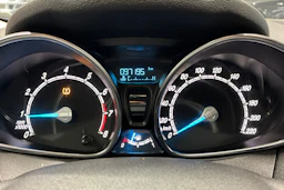 sininen Ford Fiesta 2015 kuva 12.