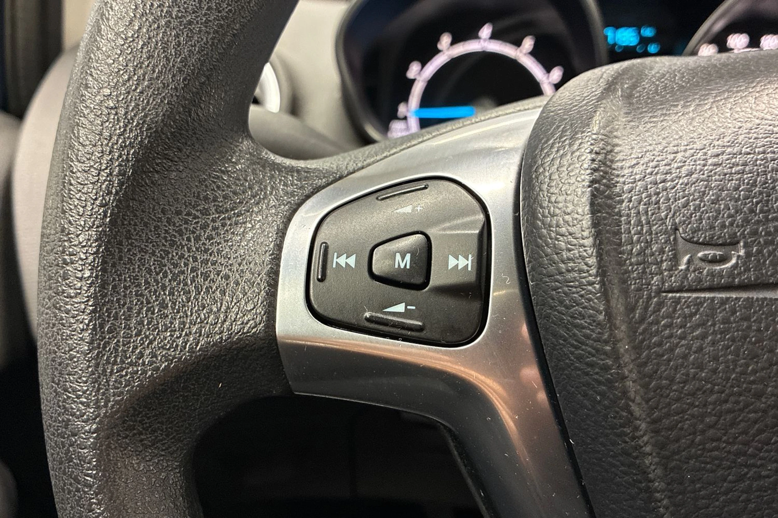 sininen Ford Fiesta 2015 kuva 13.