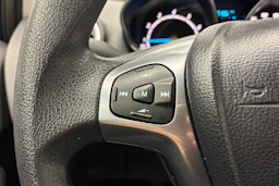 sininen Ford Fiesta 2015 kuva 13.
