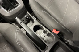 sininen Ford Fiesta 2015 kuva 16.