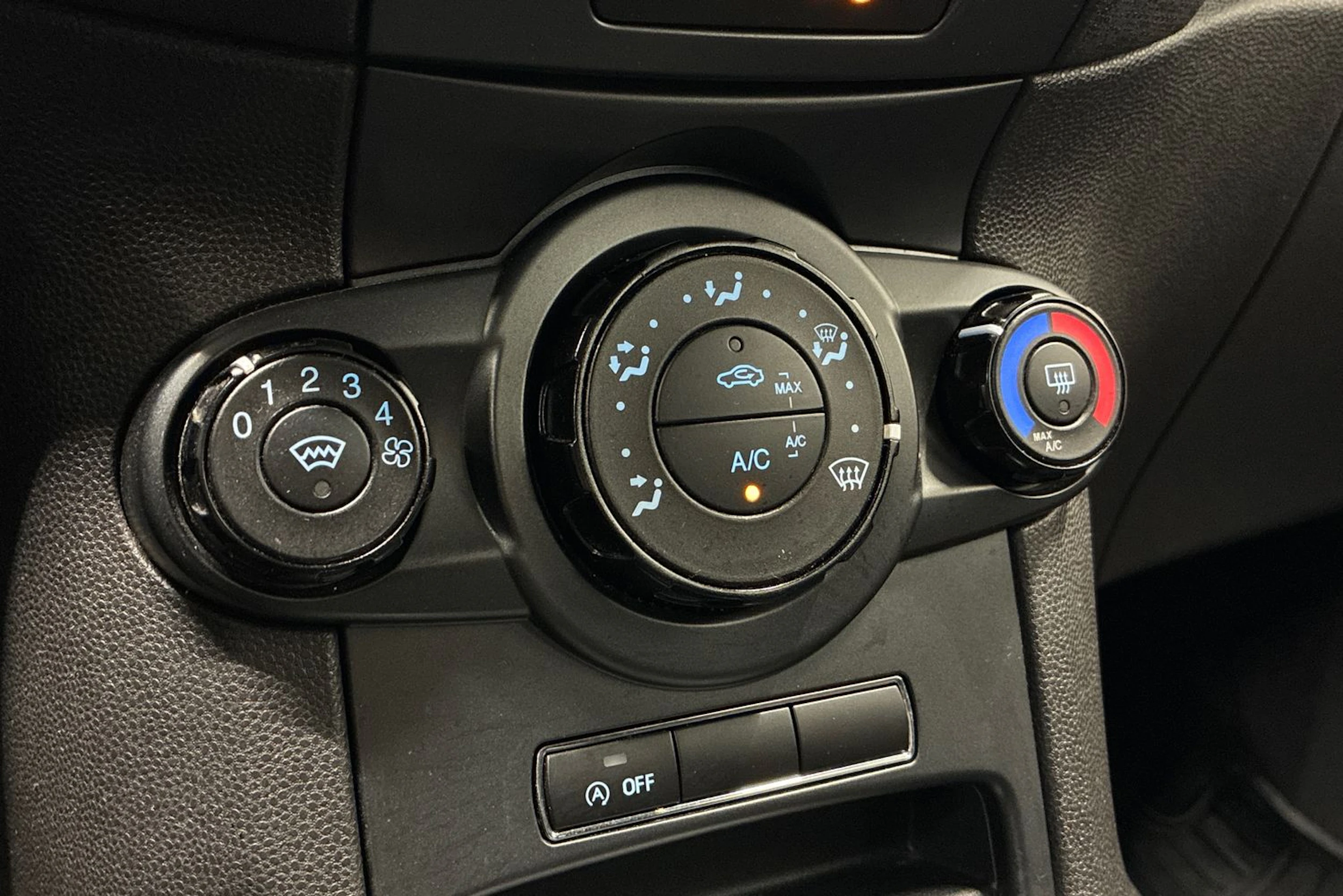 sininen Ford Fiesta 2015 kuva 18.