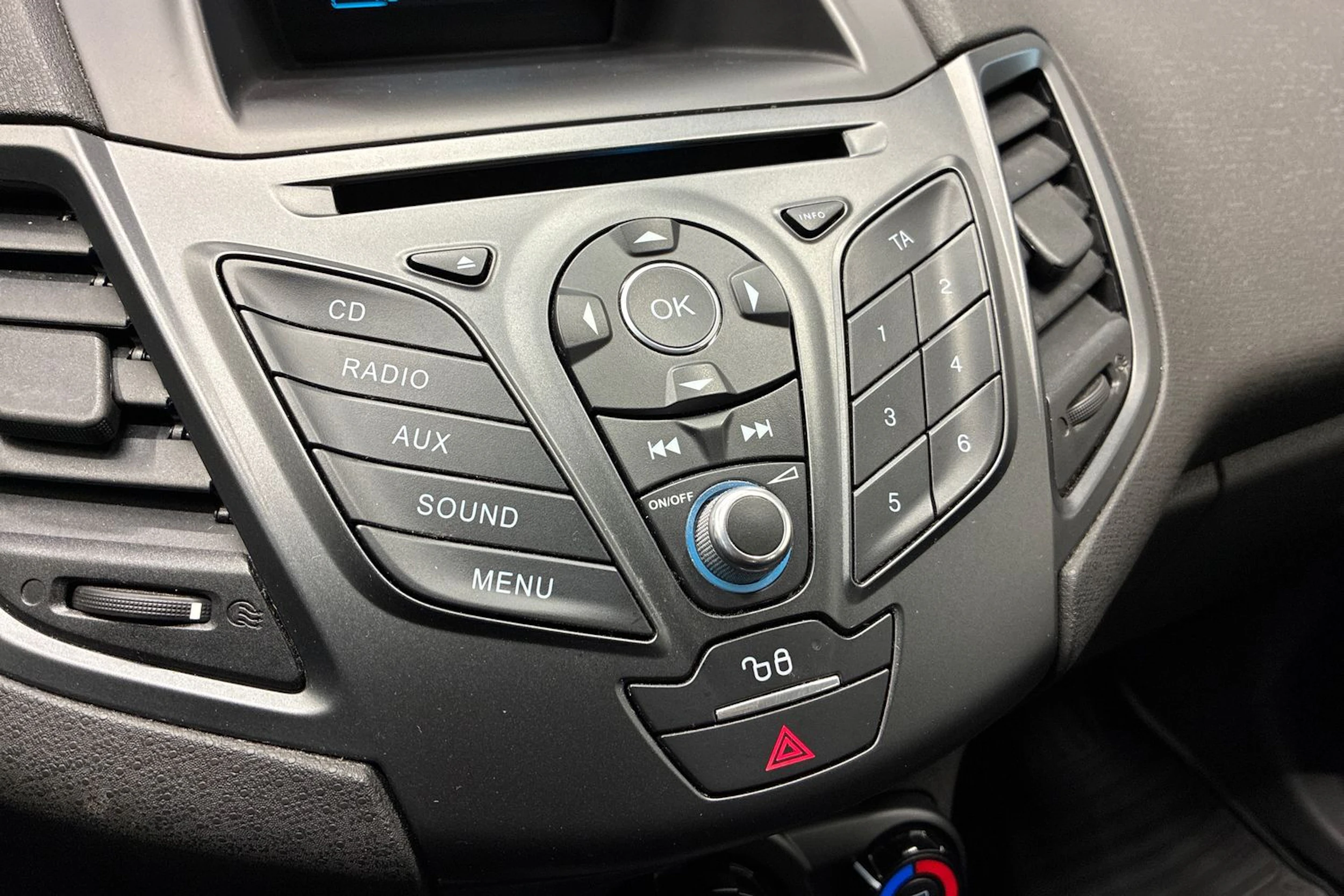 sininen Ford Fiesta 2015 kuva 19.