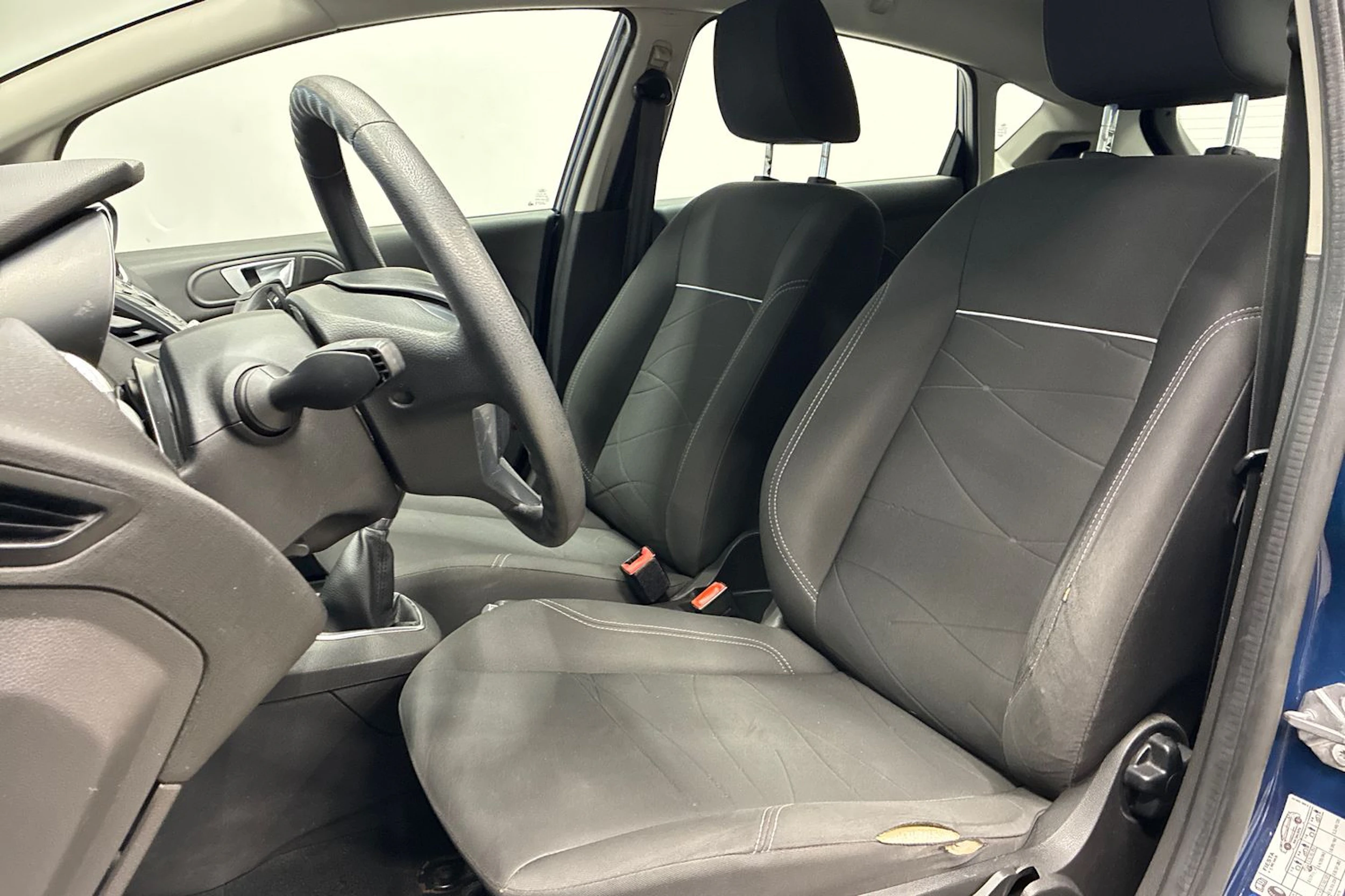 sininen Ford Fiesta 2015 kuva 21.