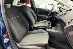 sininen Ford Fiesta 2015 kuva 23.