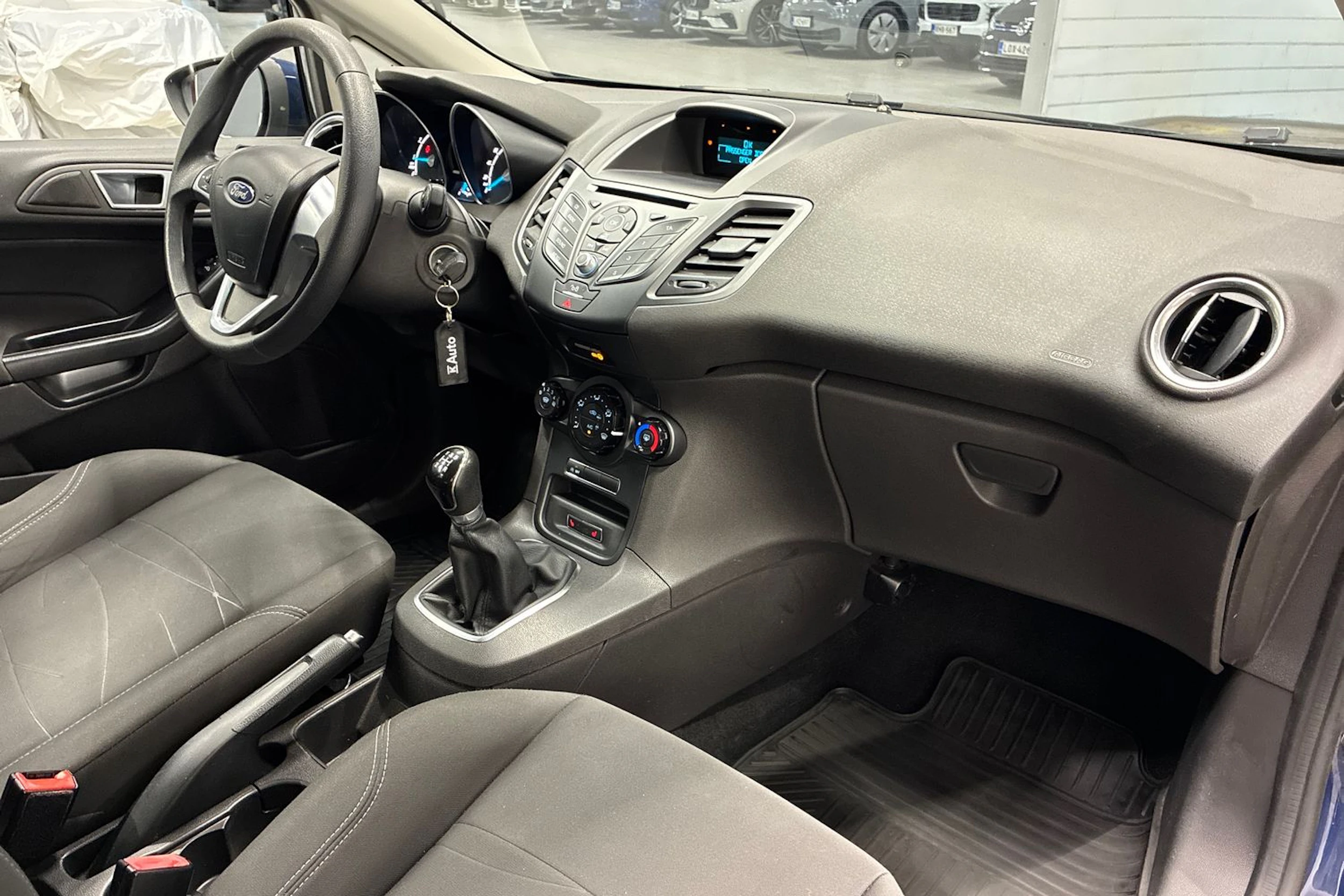 sininen Ford Fiesta 2015 kuva 24.