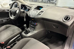 sininen Ford Fiesta 2015 kuva 24.