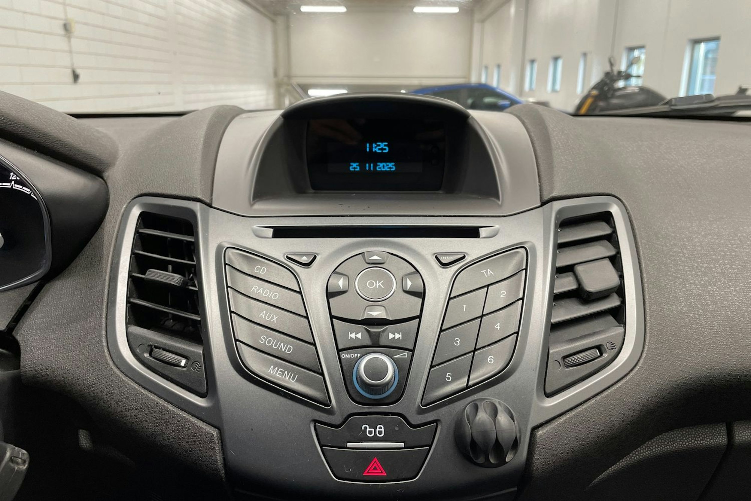 Valkoinen Ford FIESTA 2015 kuva 16.