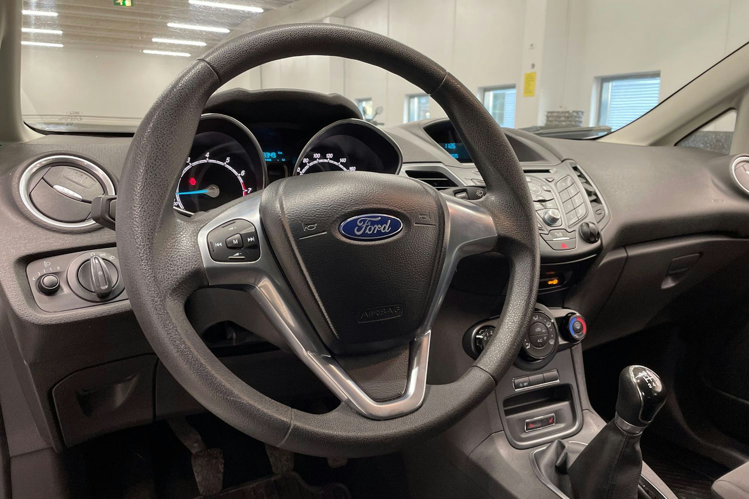 Valkoinen Ford FIESTA 2015 kuva 19.