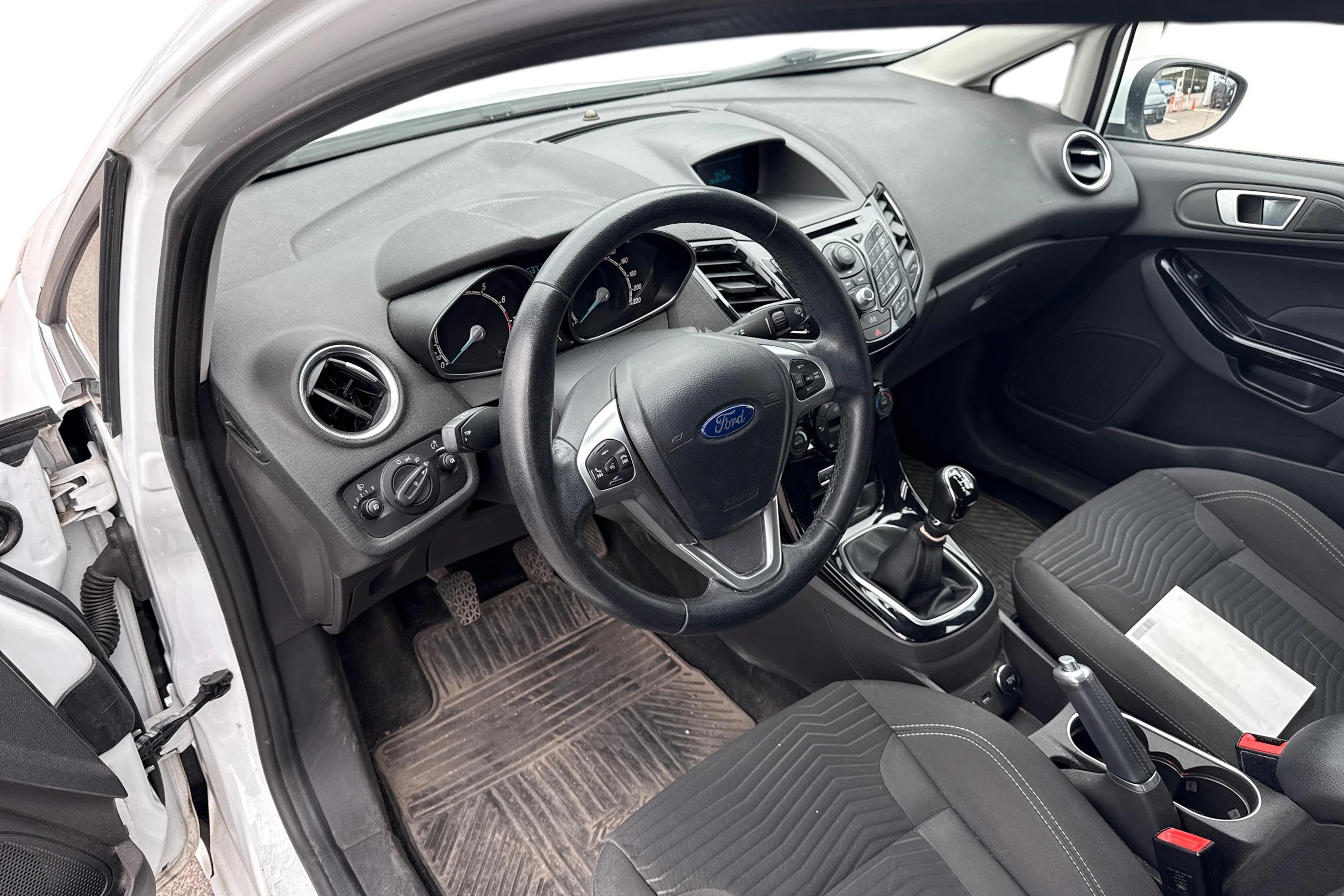 Valkoinen Ford FIESTA 2015 kuva 3.