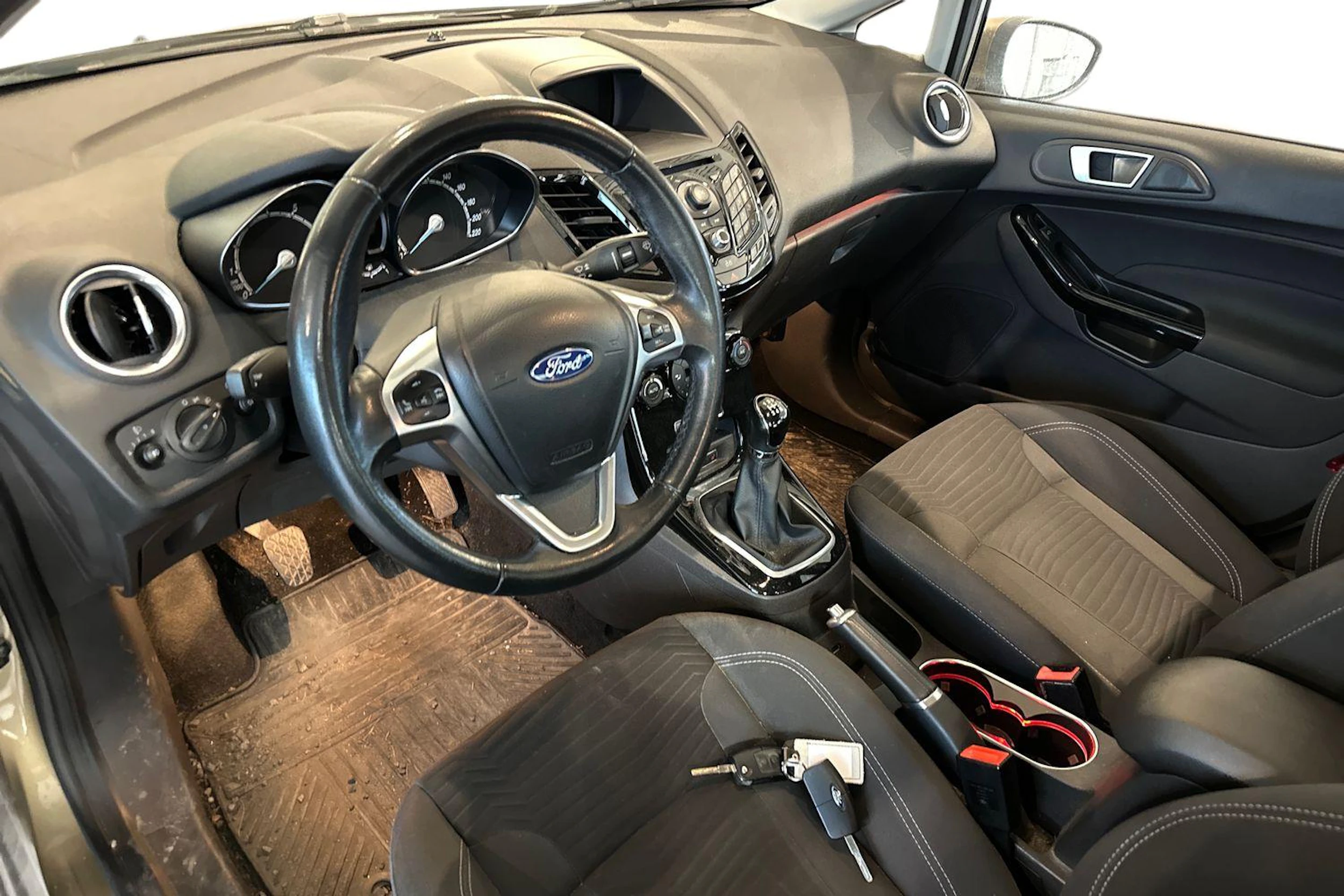 ruskea (beige) Ford Fiesta 2015 kuva 3.