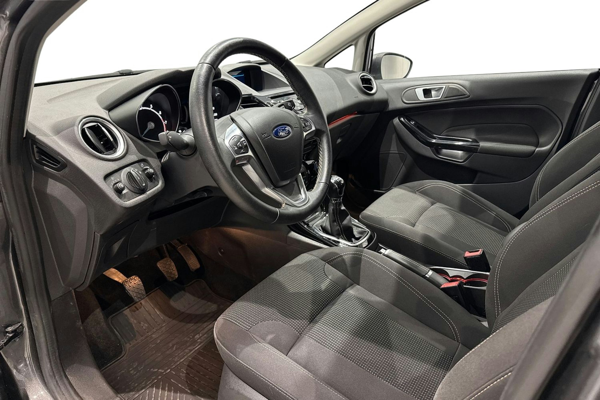 harmaa Ford Fiesta 2015 kuva 7.