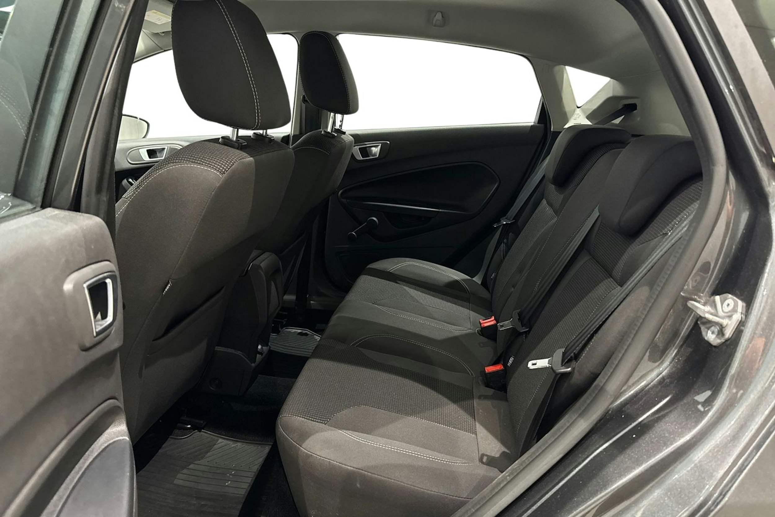 harmaa Ford Fiesta 2015 kuva 10.