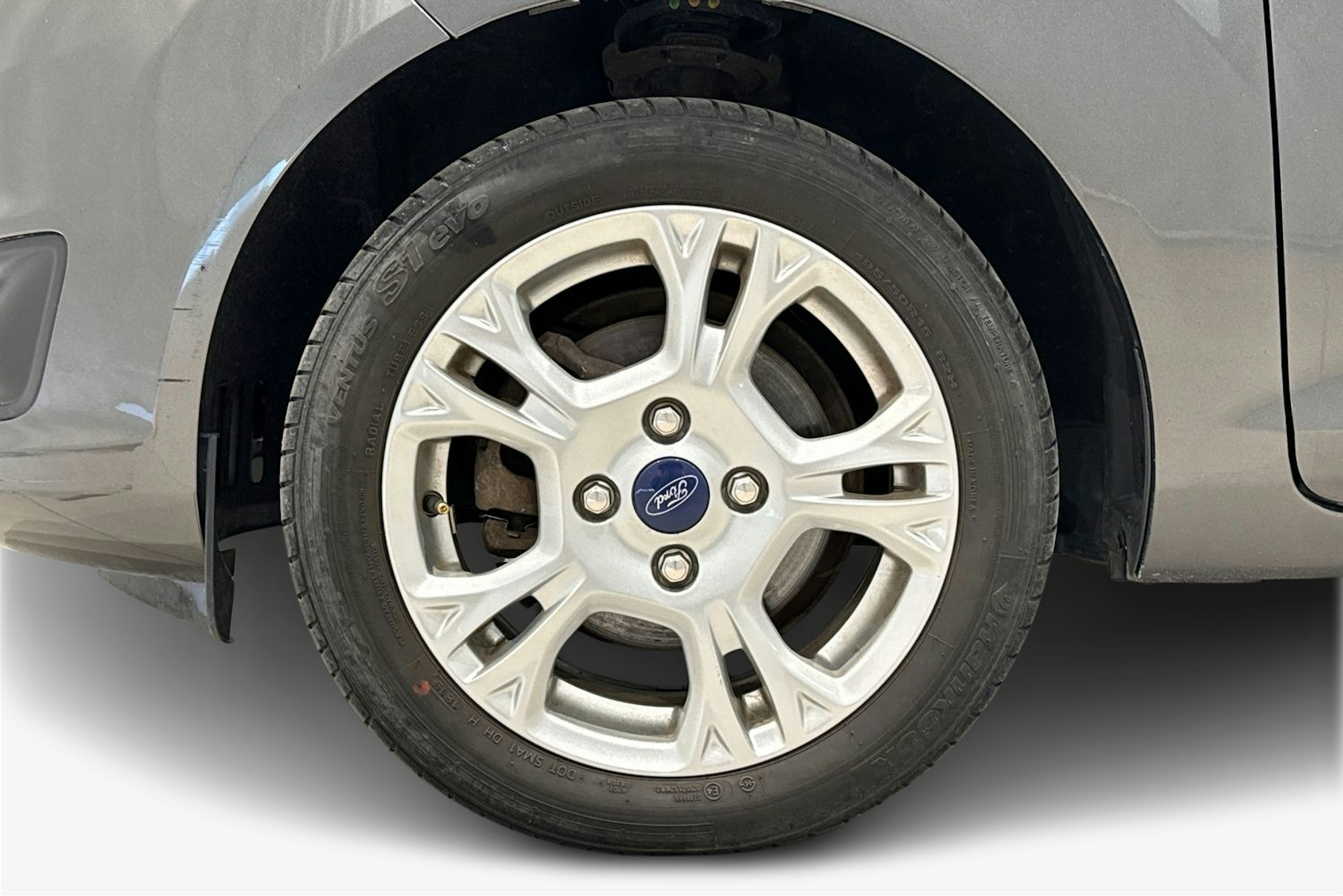 harmaa Ford Fiesta 2015 kuva 11.