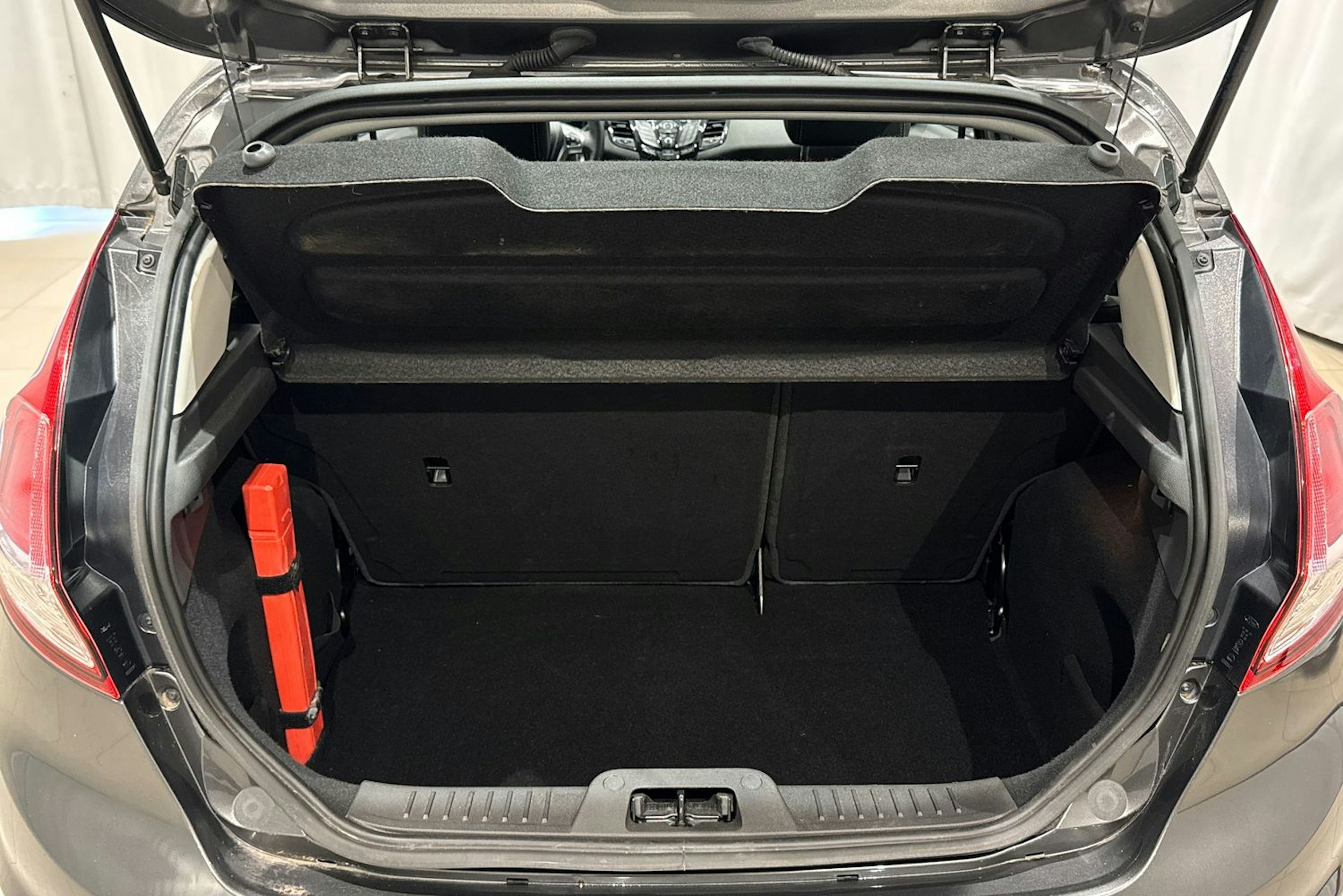 harmaa Ford Fiesta 2015 kuva 14.