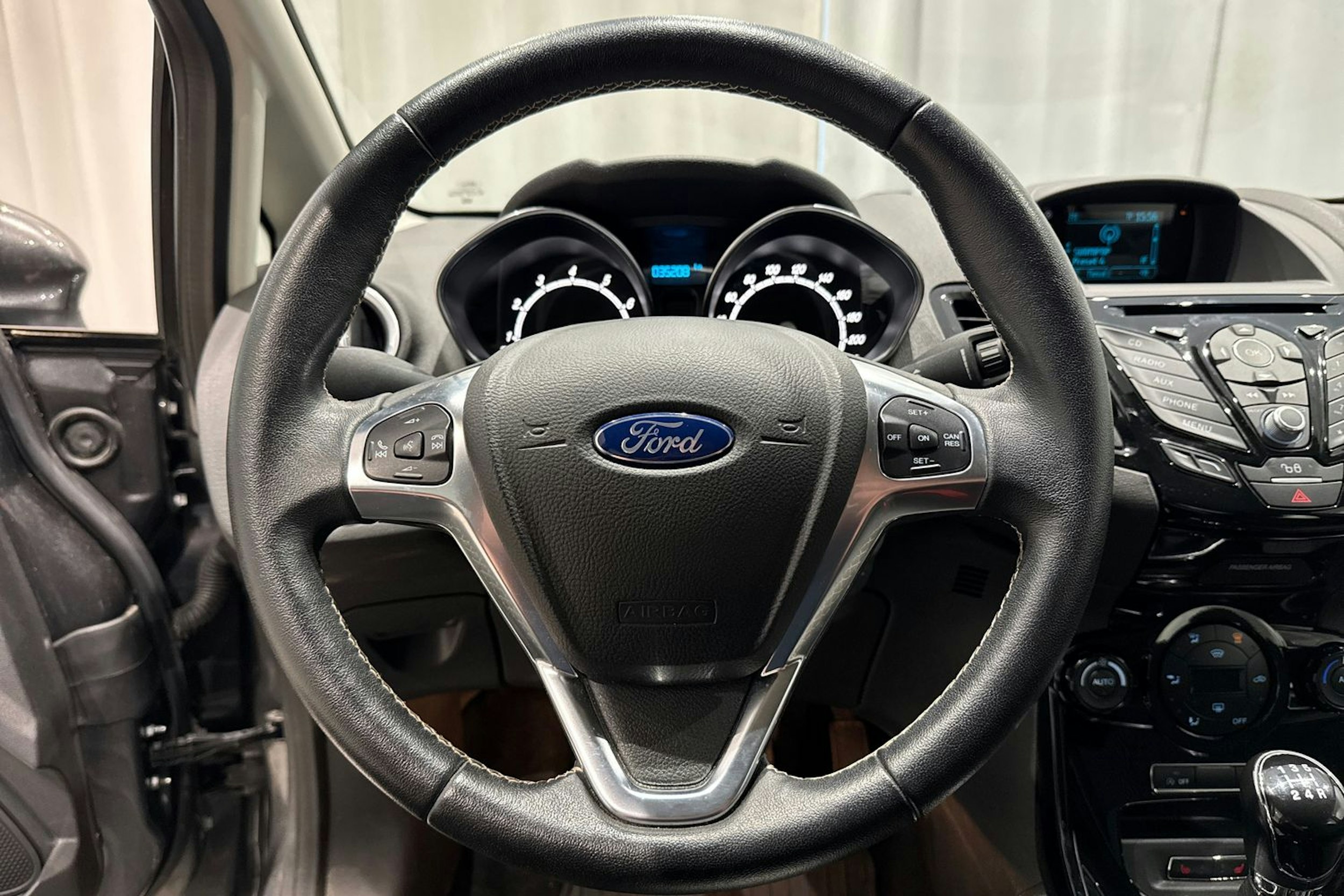 harmaa Ford Fiesta 2015 kuva 15.