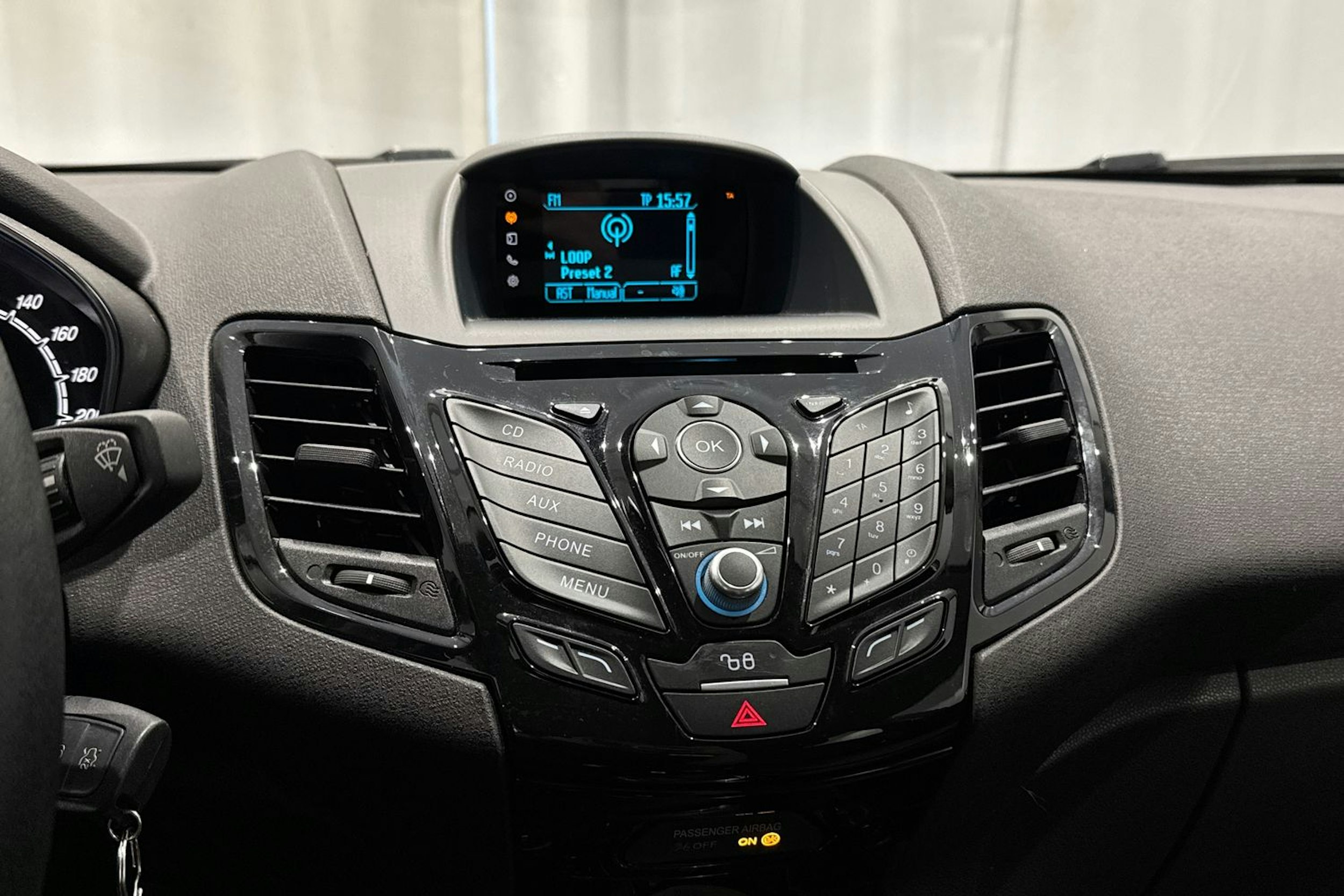 harmaa Ford Fiesta 2015 kuva 17.