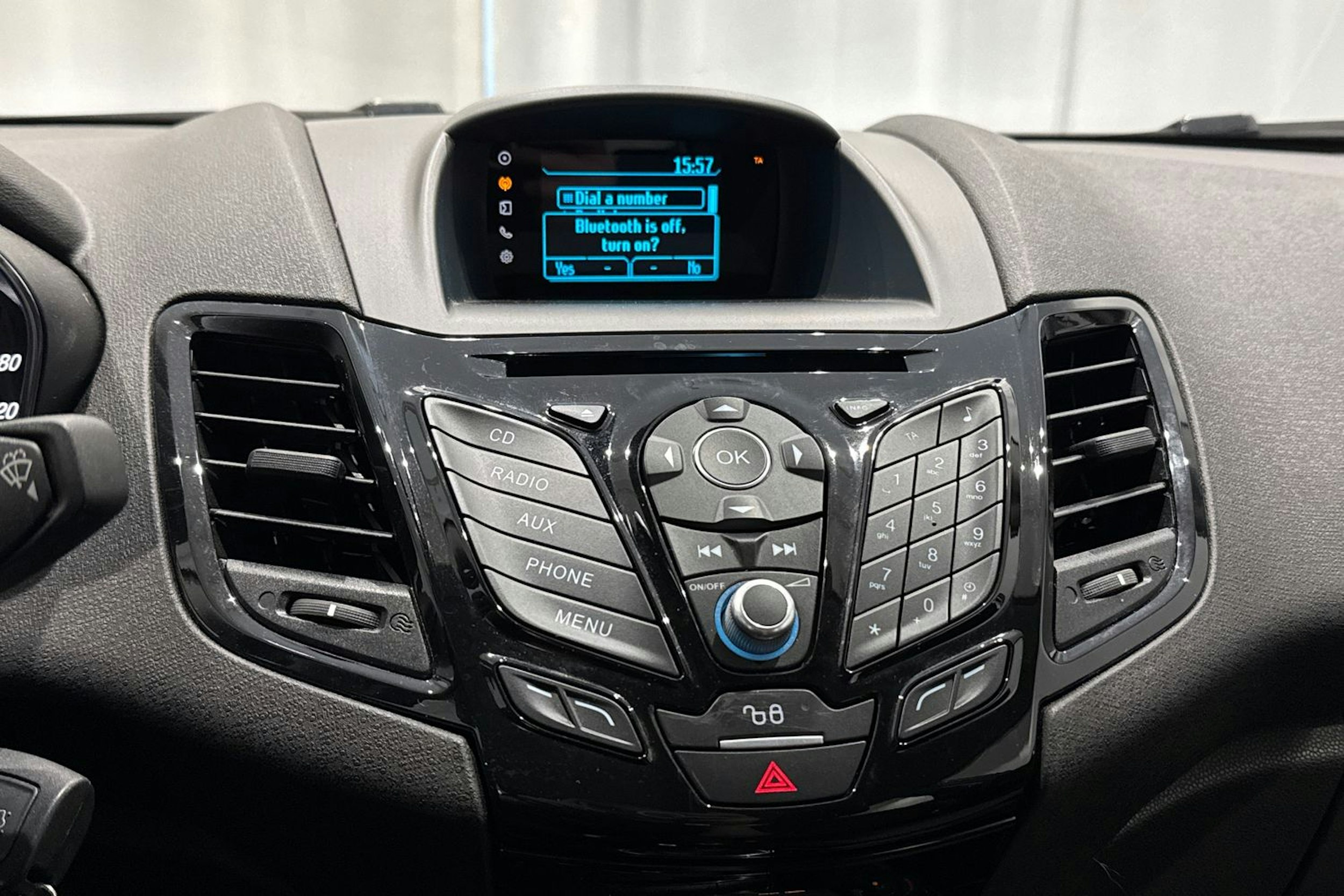 harmaa Ford Fiesta 2015 kuva 18.