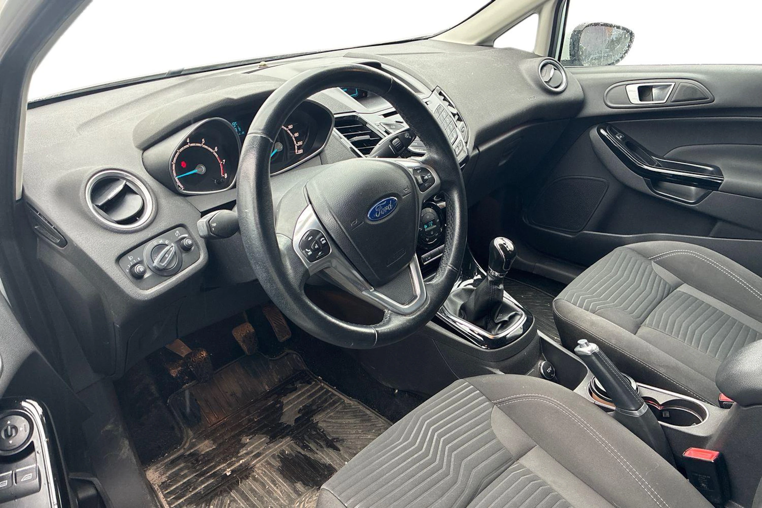 Valkoinen Ford FIESTA 2015 kuva 3.