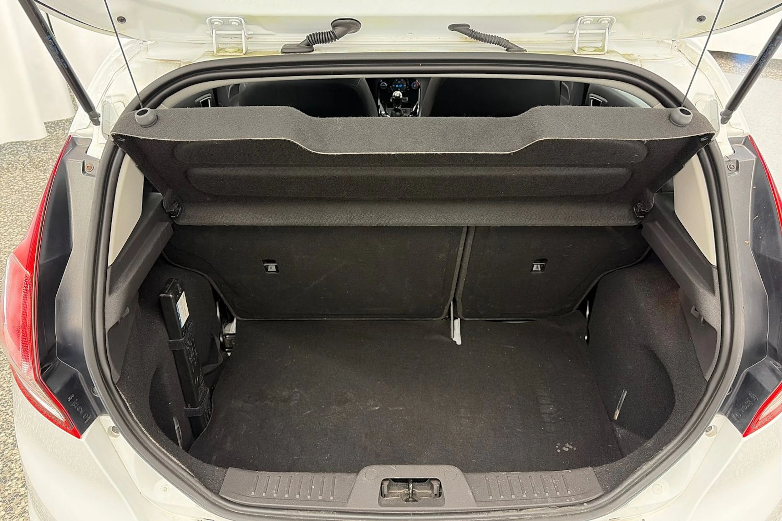 Valkoinen Ford FIESTA 2015 kuva 15.