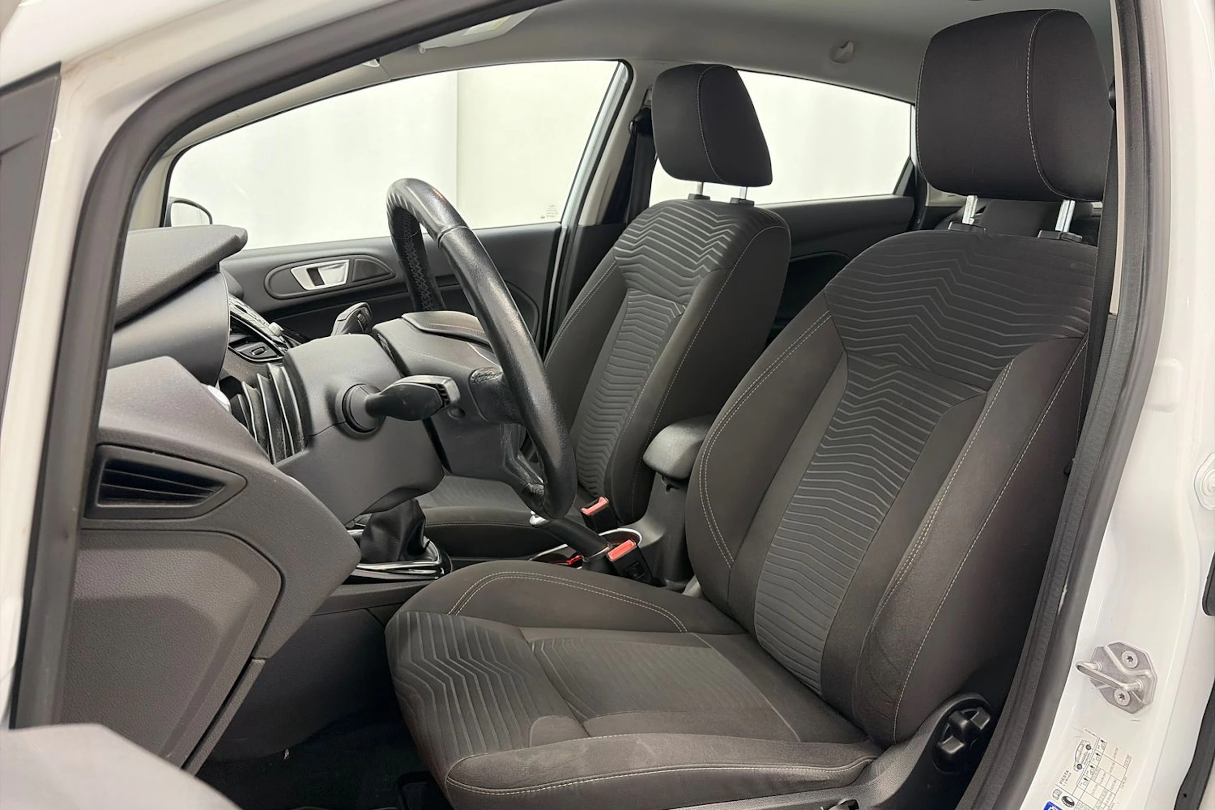 Valkoinen Ford FIESTA 2015 kuva 16.