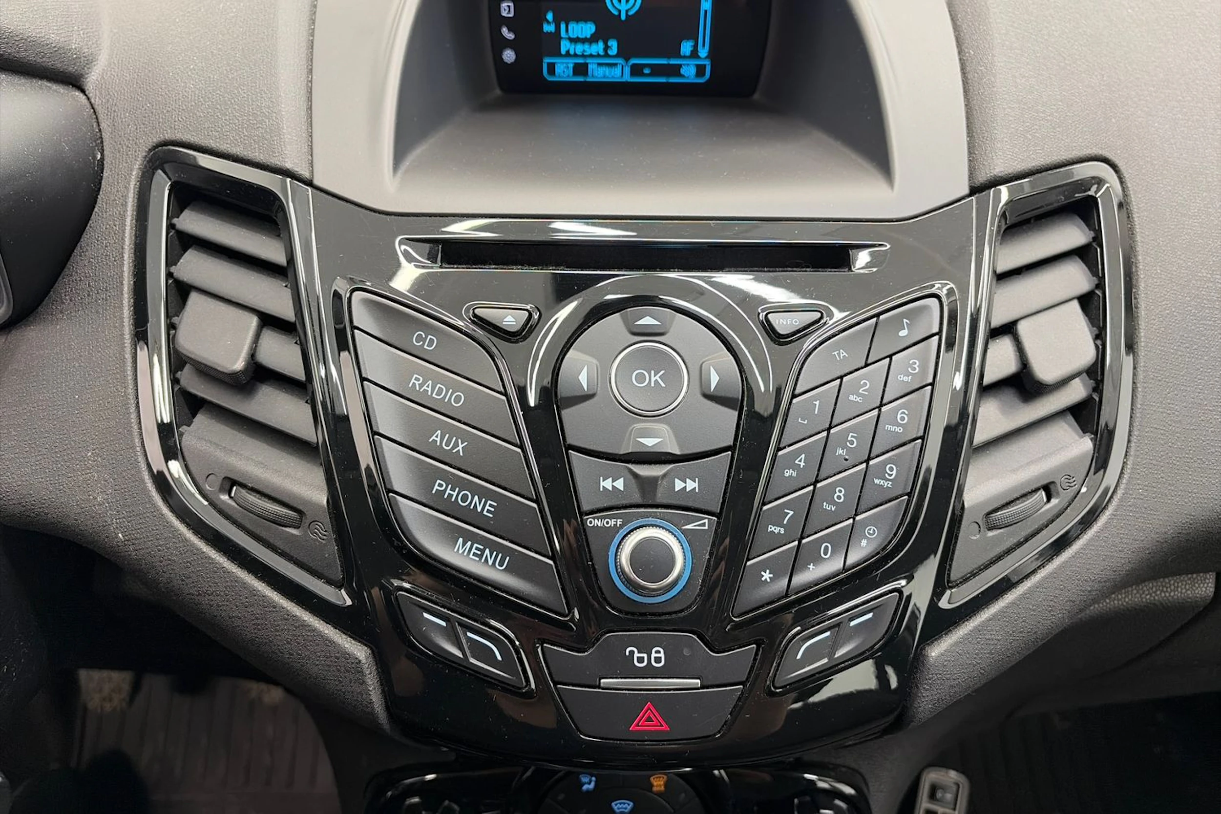 Valkoinen Ford FIESTA 2015 kuva 21.